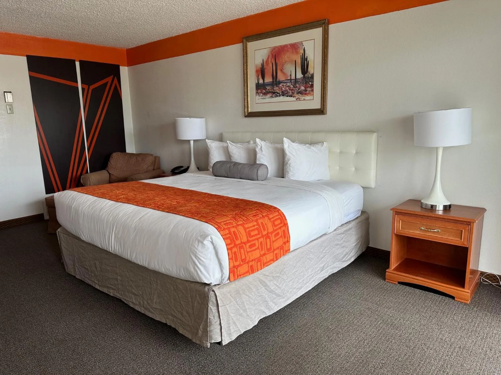 Bed in Howard Johnson by Wyndham Gallup