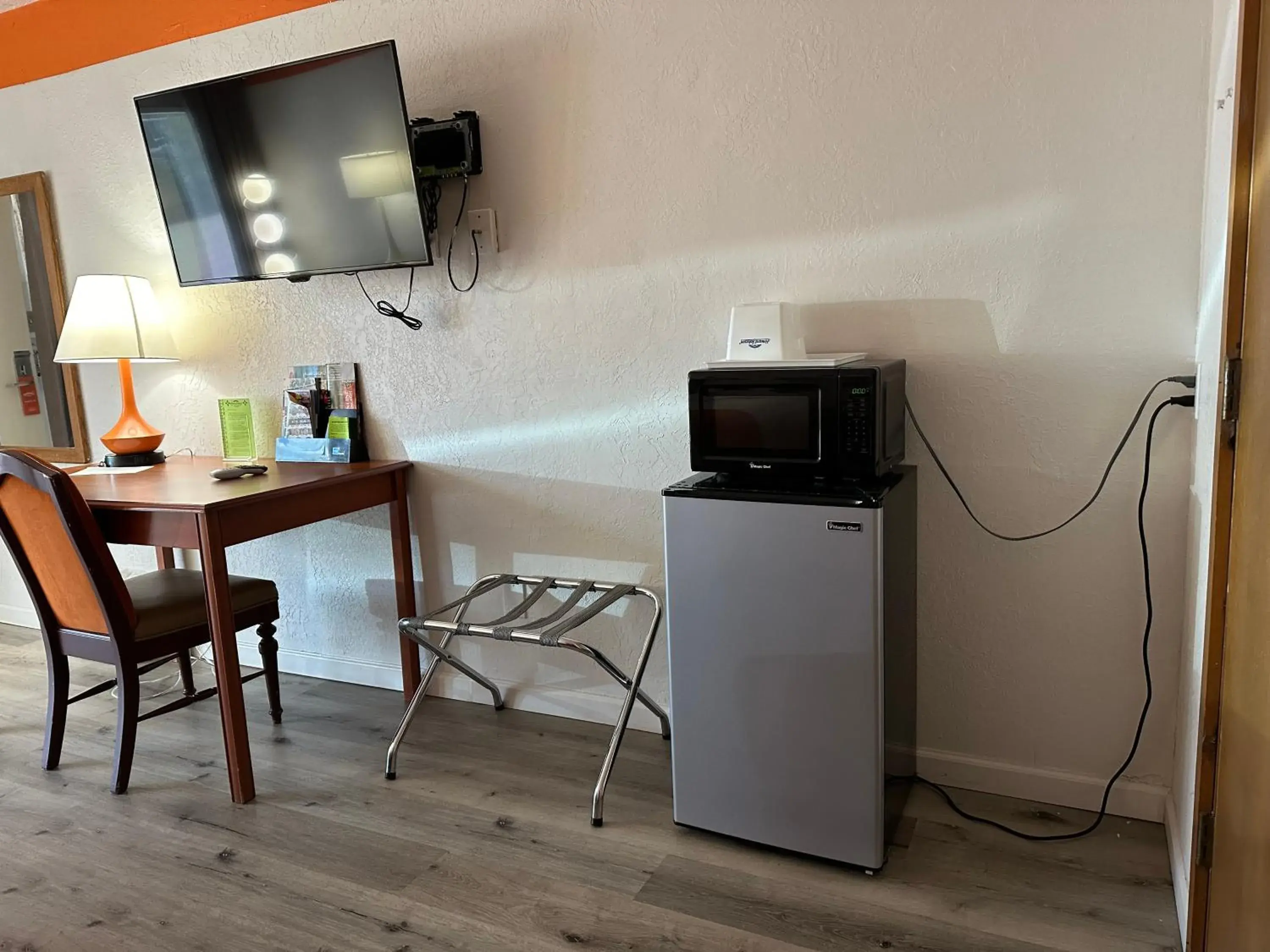 King Room - Mobility Access/Non-Smoking in Howard Johnson by Wyndham Gallup King Room - Mobility Access/Non-Smoking in Howard Johnson by Wyndham Gallup