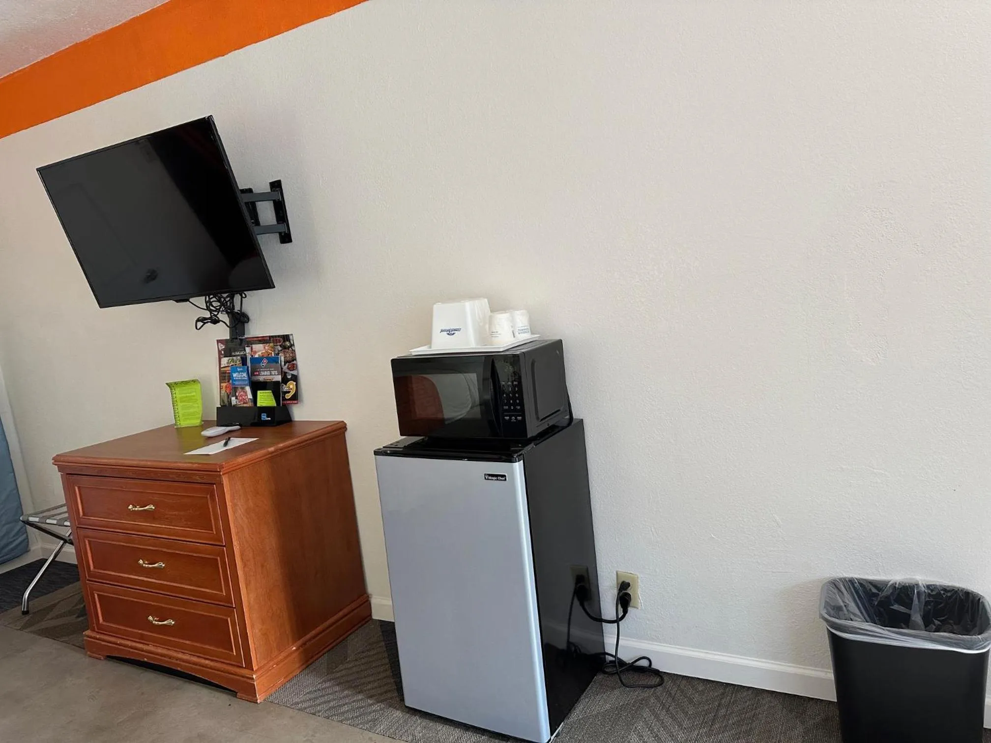 TV and multimedia in Howard Johnson by Wyndham Gallup