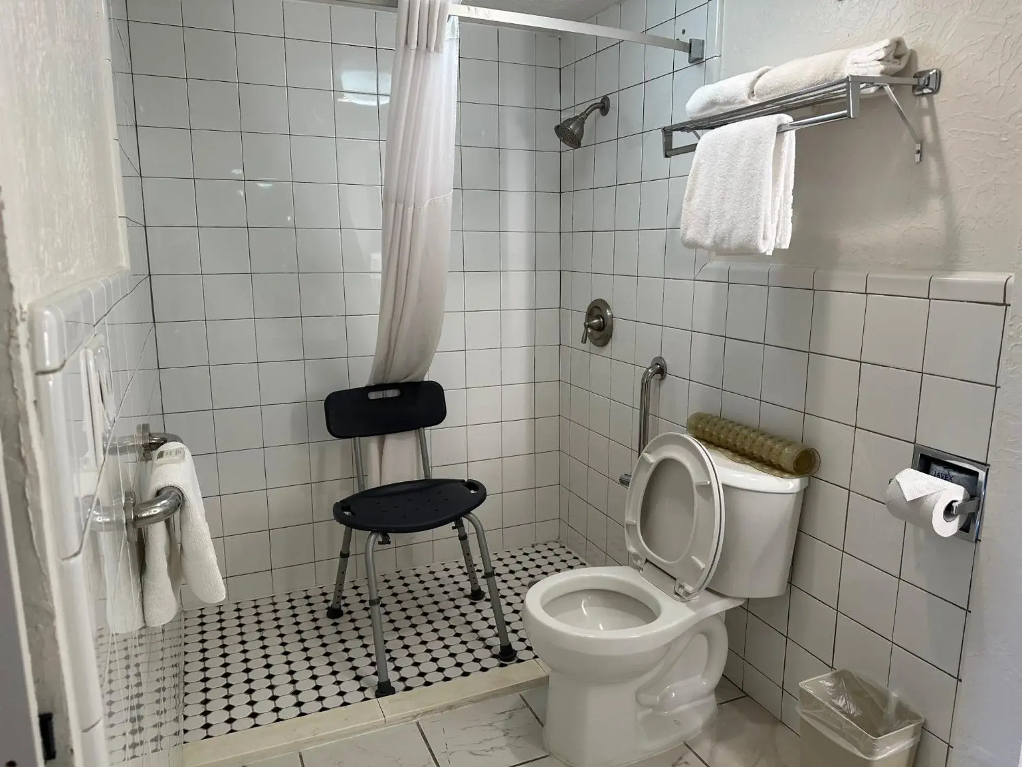 Double Room with Two Double Beds - Mobility Access/Non-Smoking in Howard Johnson by Wyndham Gallup Double Room with Two Double Beds - Mobility Access/Non-Smoking in Howard Johnson by Wyndham Gallup