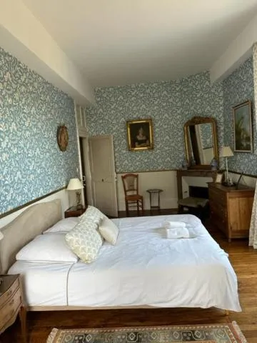 Bed in Château de la Chabroulie