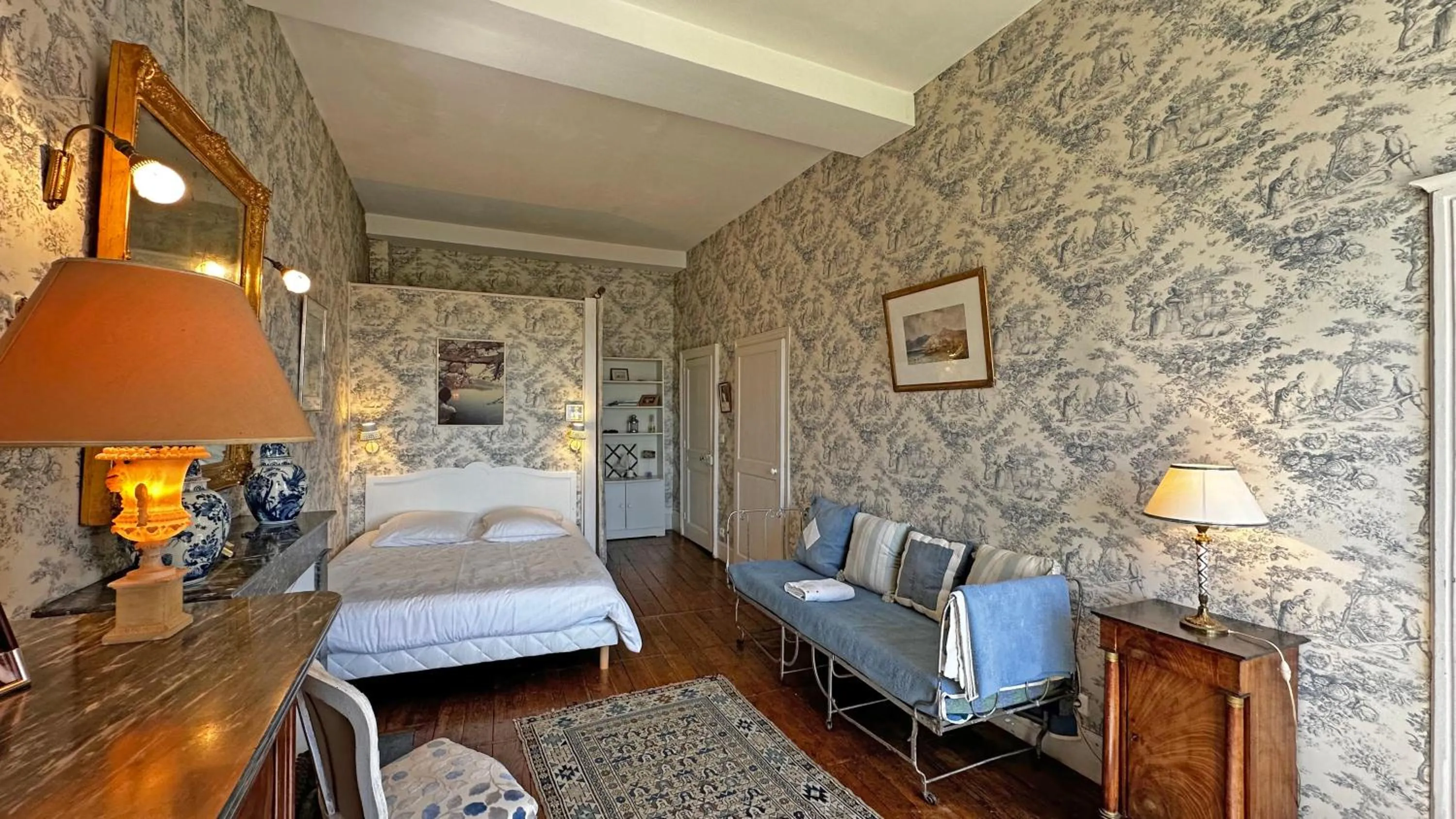 Bed in Château de la Chabroulie