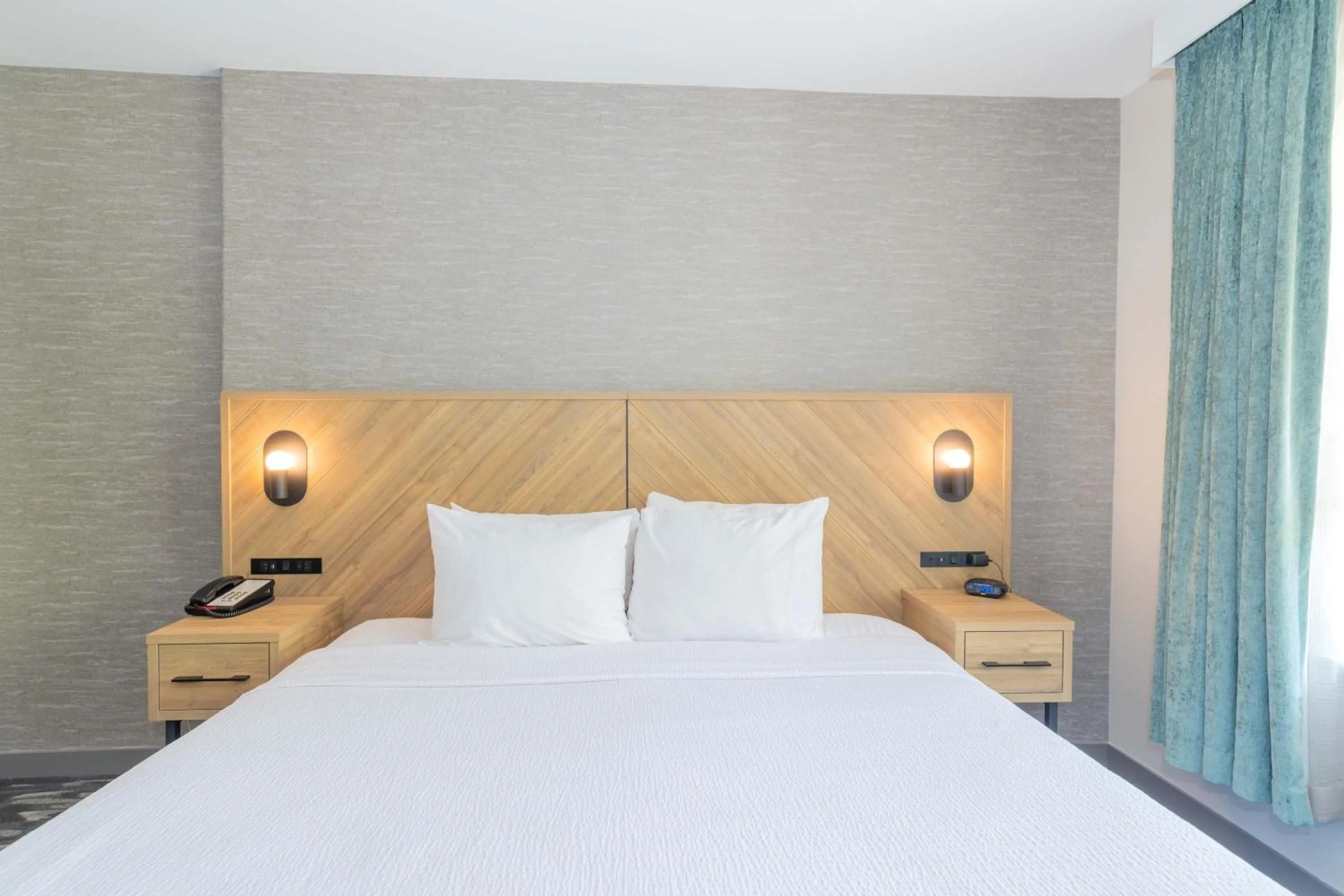 Photo of the whole room, Bed in Sandman Suites Surrey - Guildford