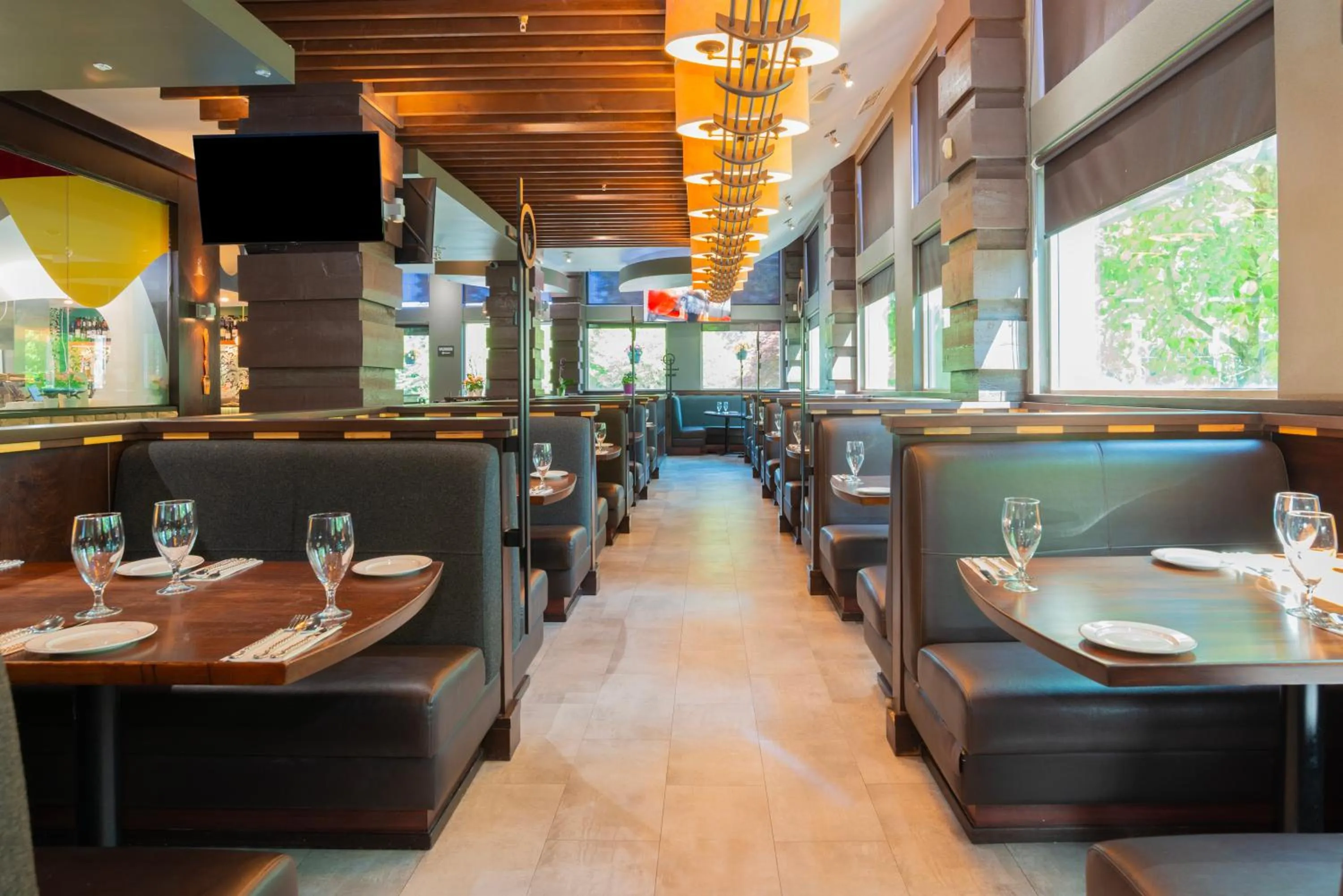 Restaurant/places to eat in Sandman Suites Surrey - Guildford