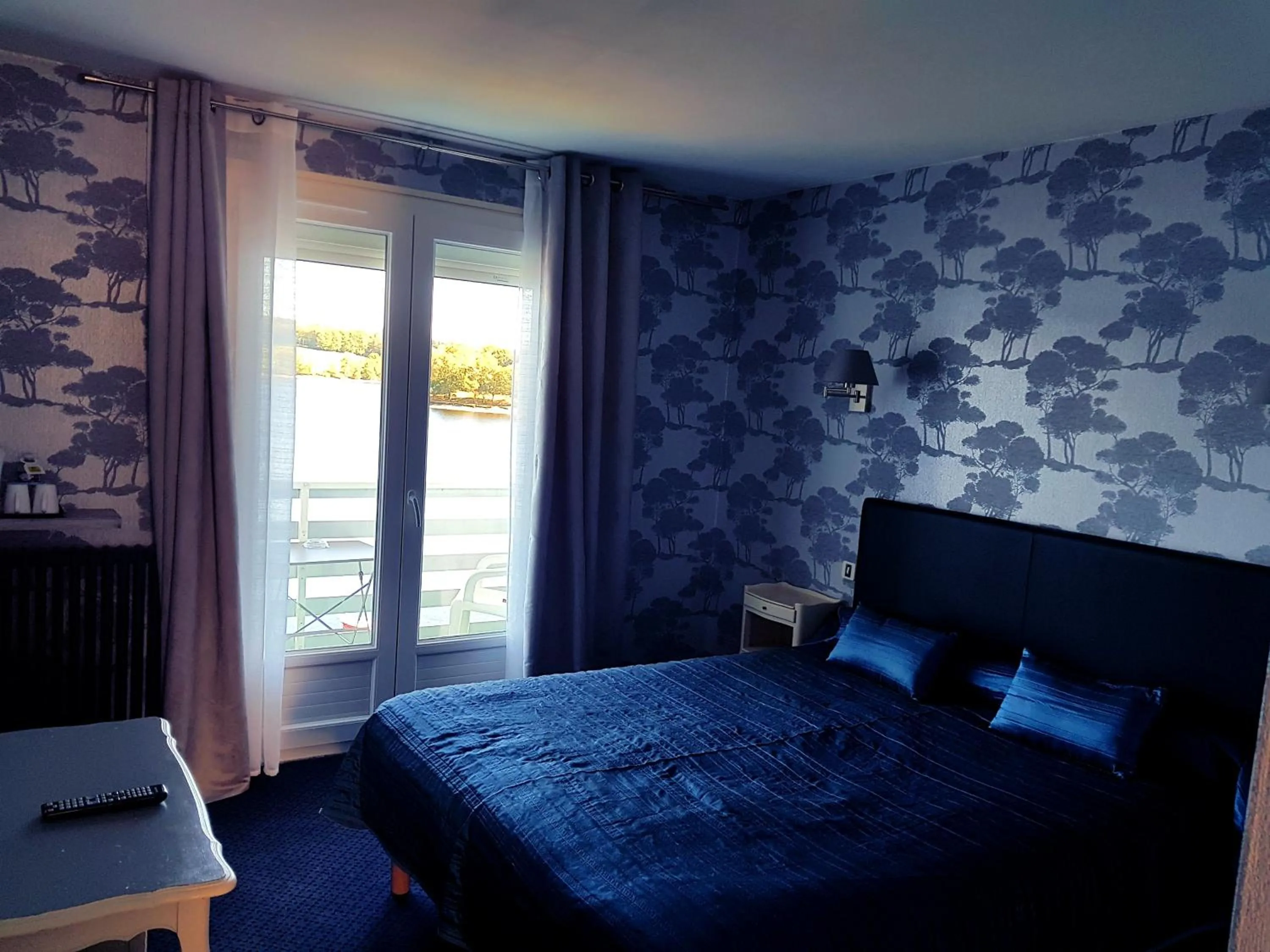 Bed in Hotel Restaurant La Caravelle