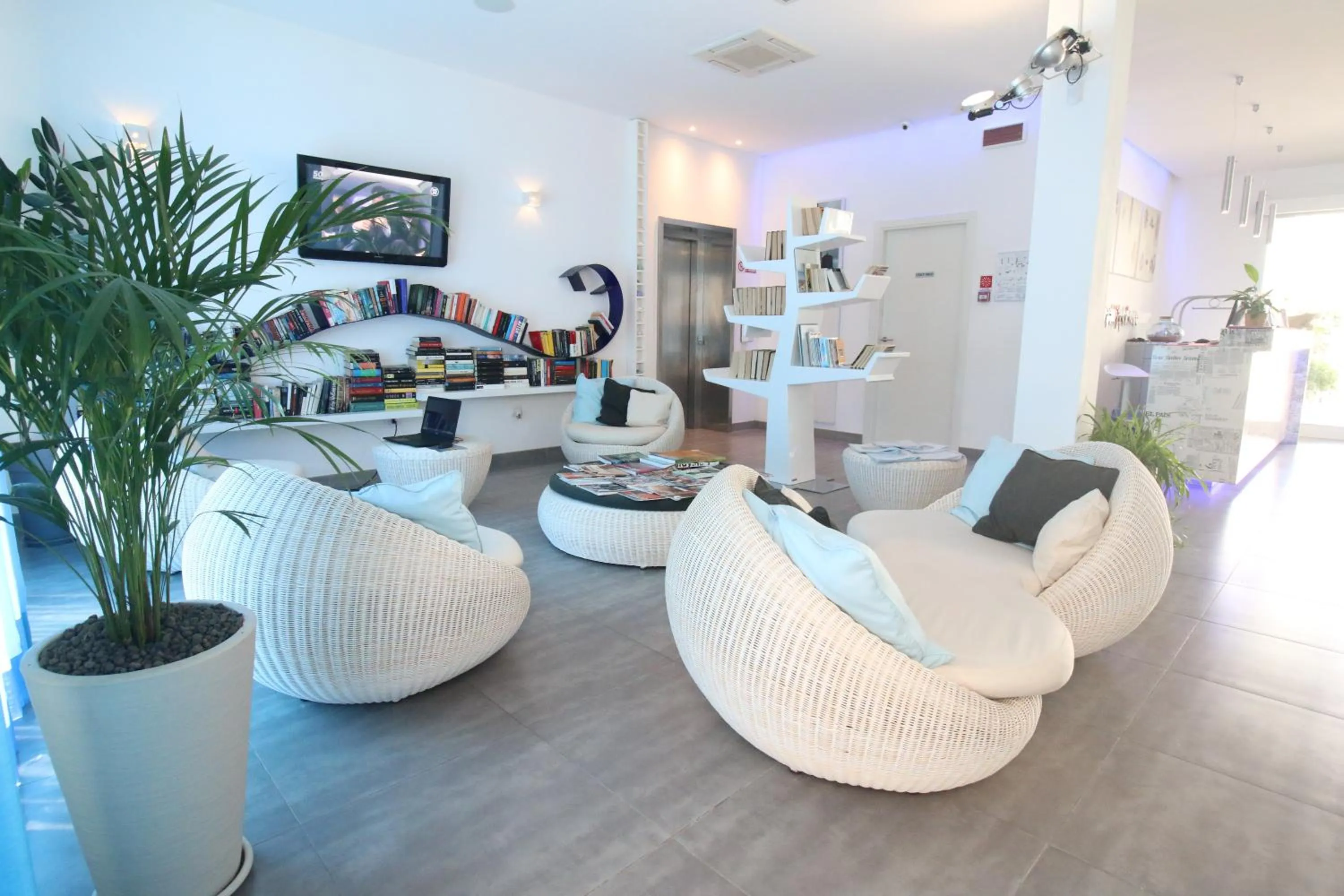 Communal lounge/ TV room in Maree Hotel