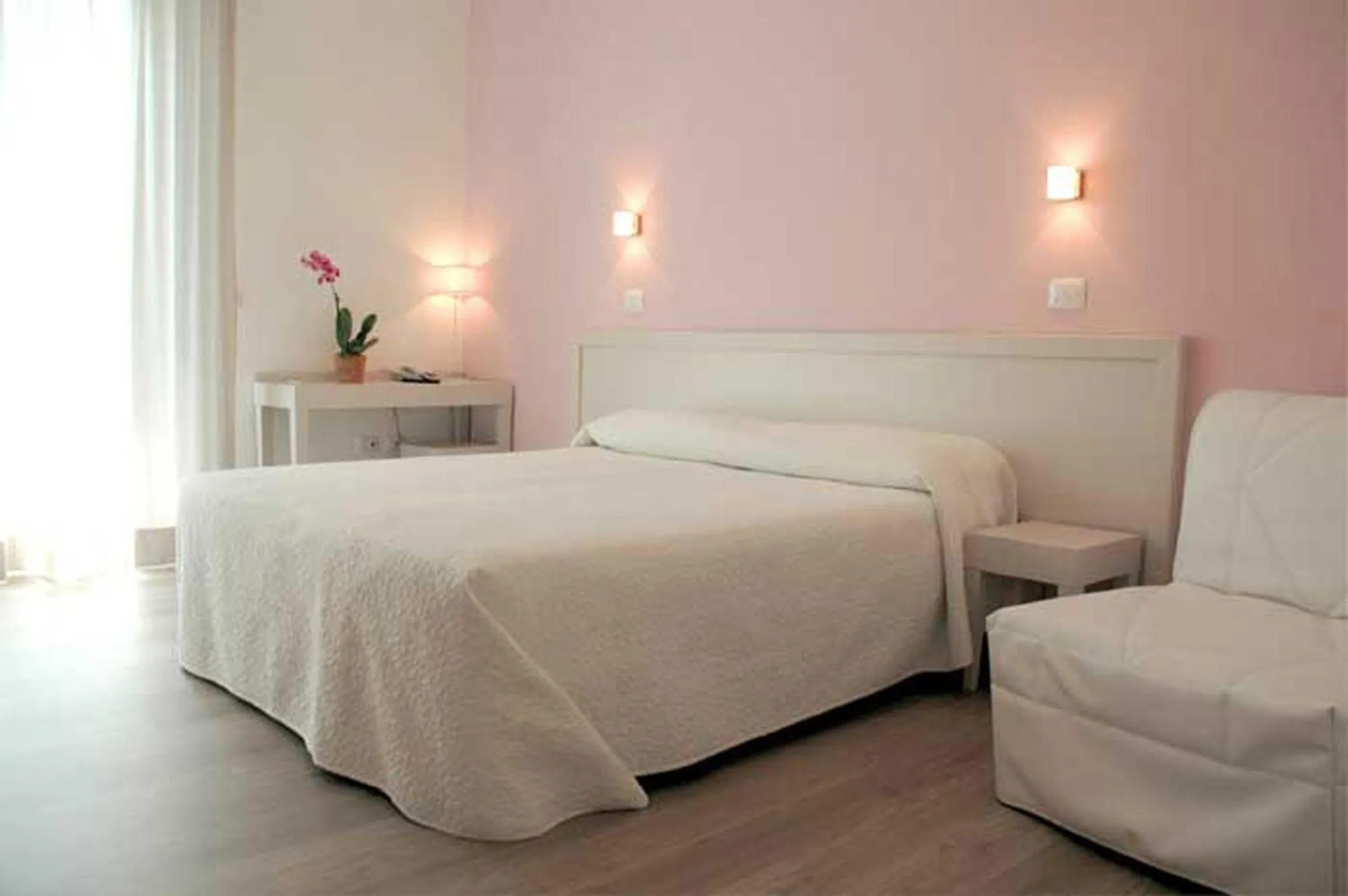 Photo of the whole room, Bed in Maree Hotel