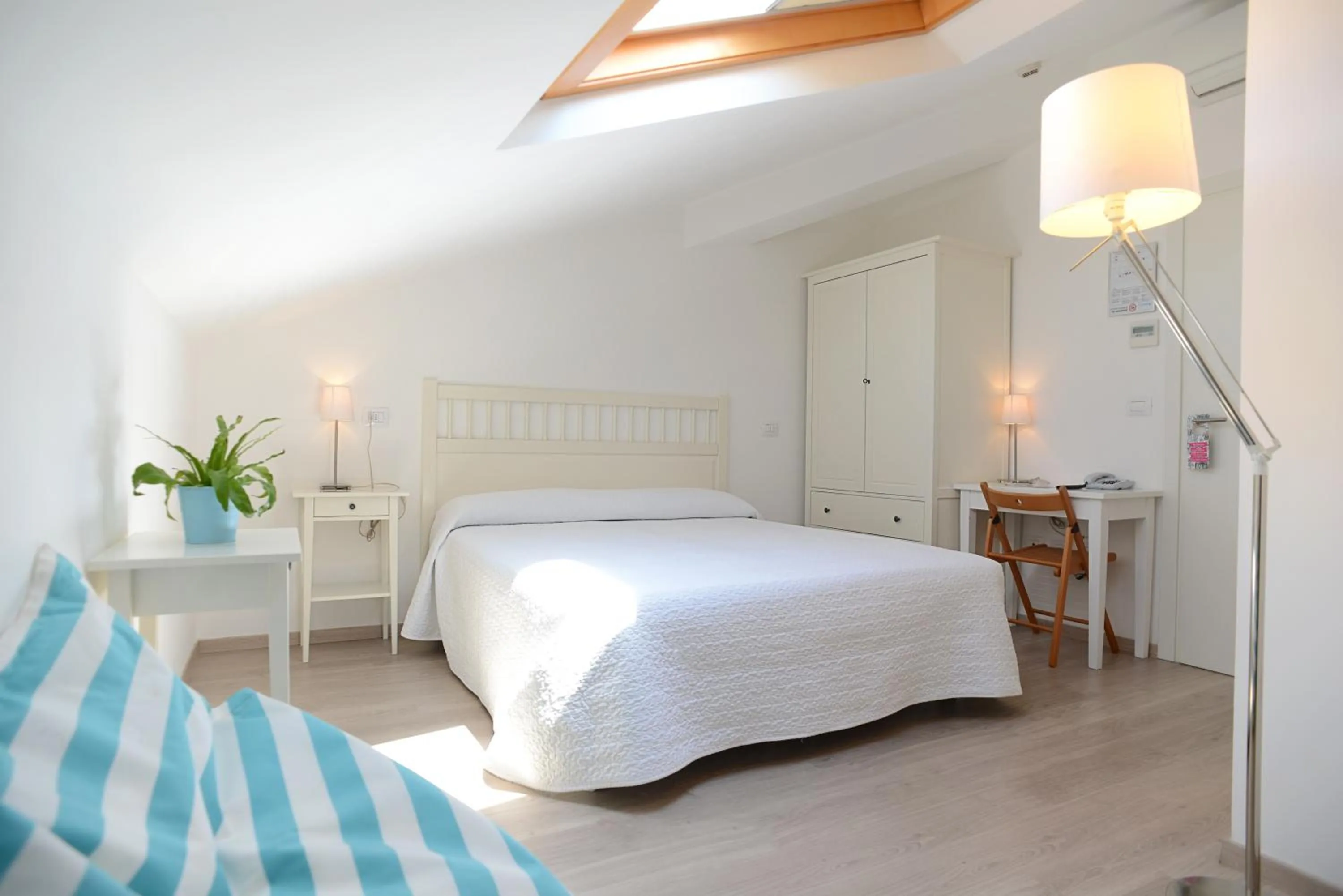 Photo of the whole room, Bed in Maree Hotel