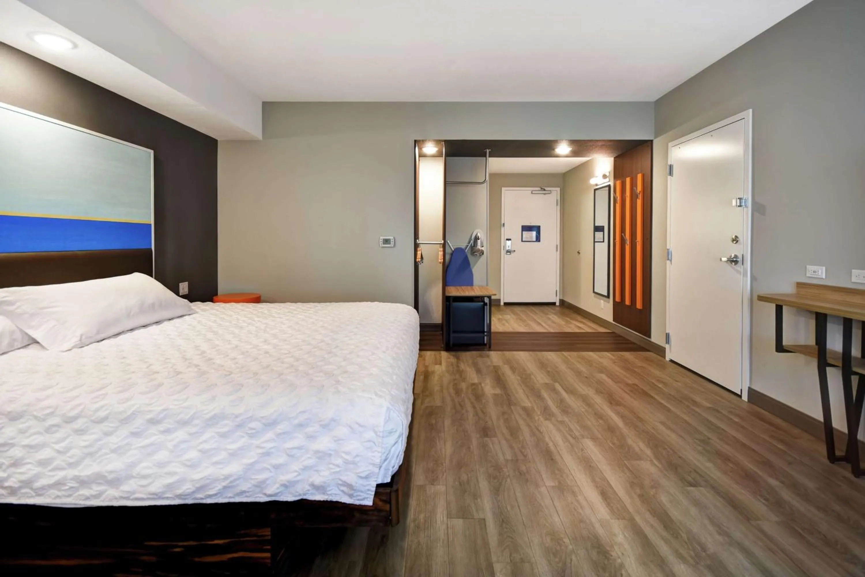 Photo of the whole room, Bed in Tru By Hilton Salt Lake City Airport