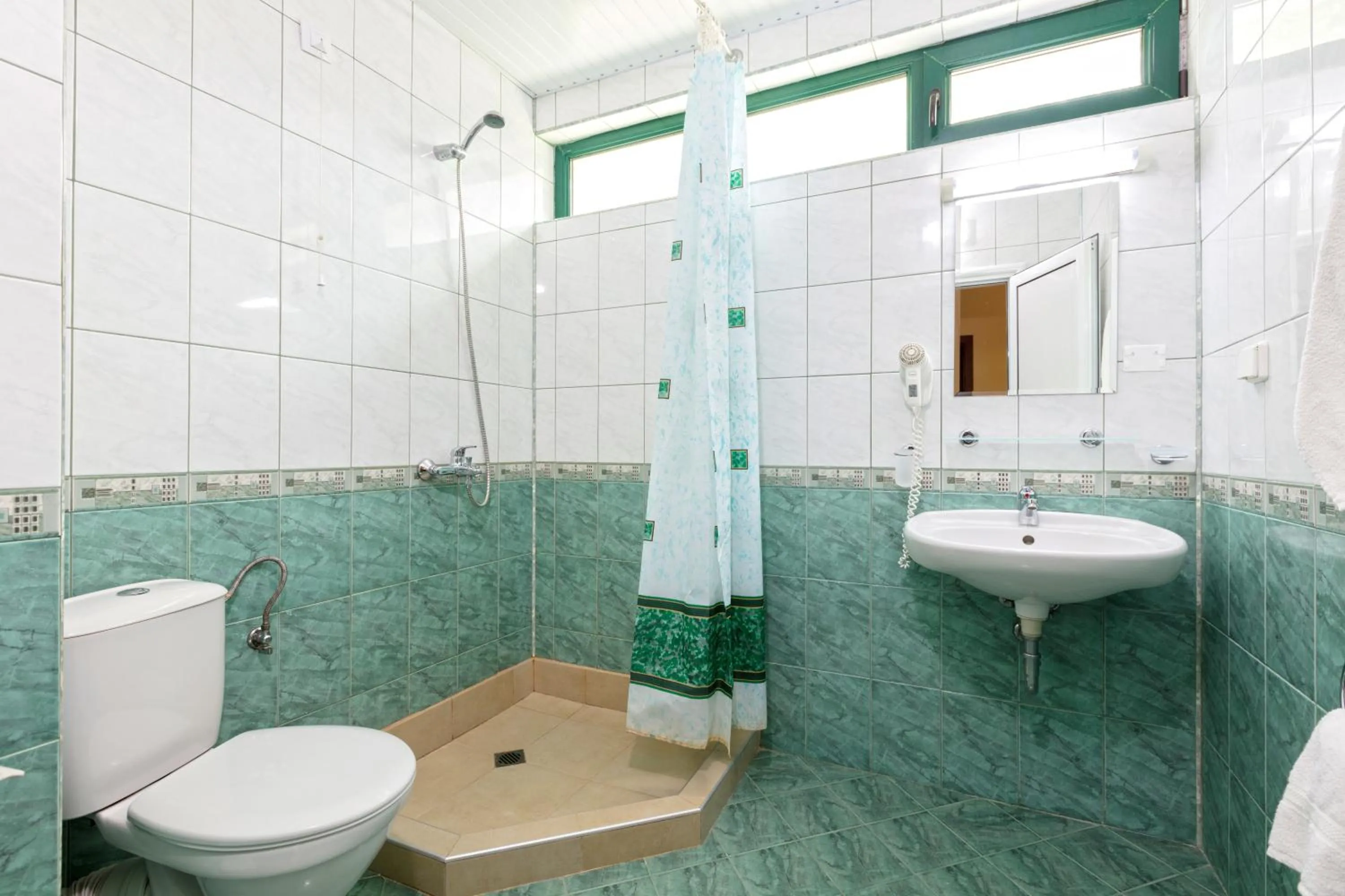 Shower in Hotel L&B- Free parking