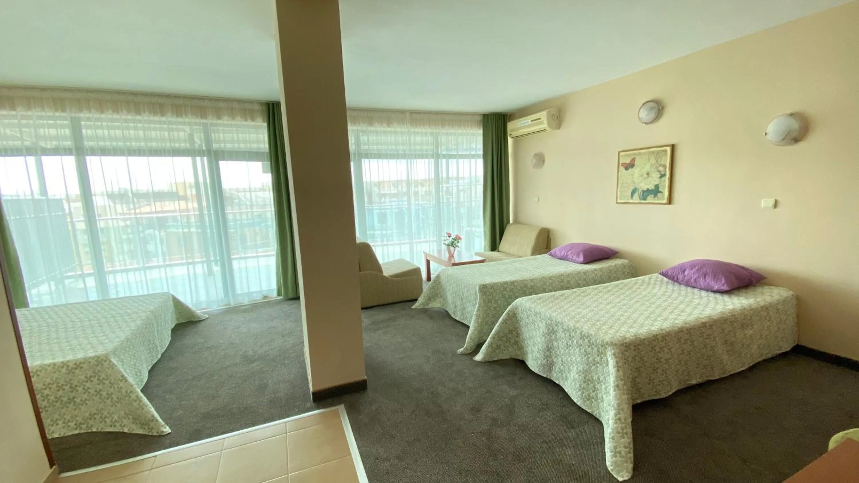 Photo of the whole room, Bed in Hotel L&B- Free parking