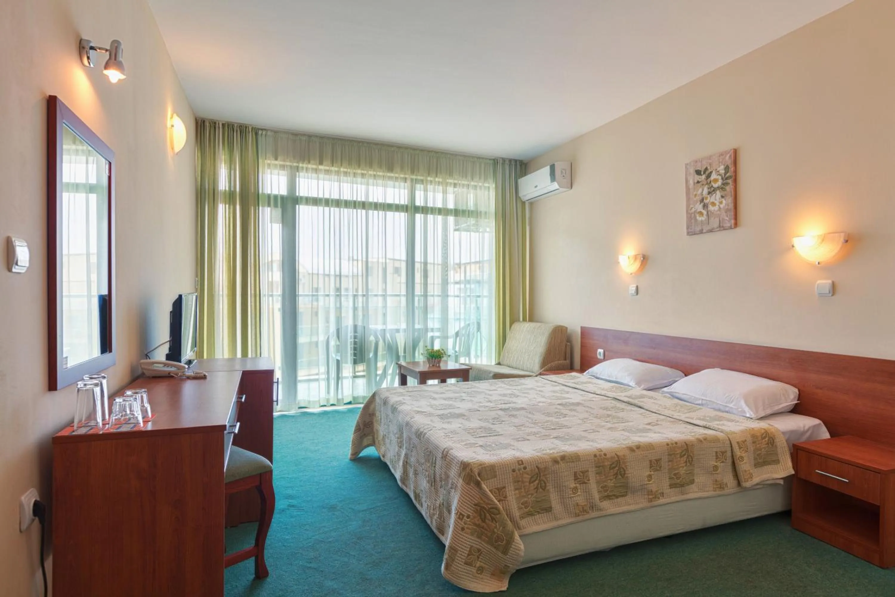 Photo of the whole room, Bed in Hotel L&B- Free parking