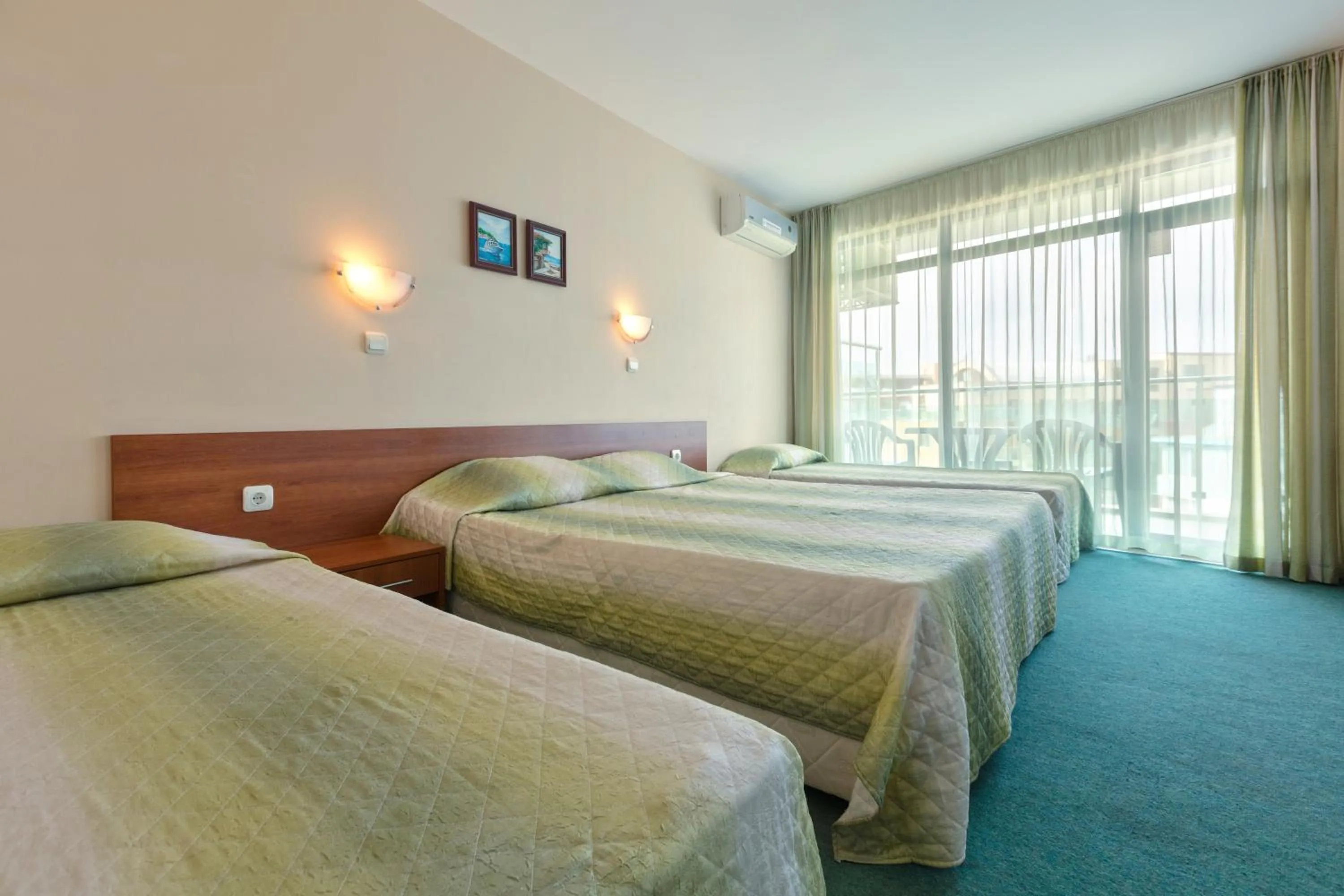 Photo of the whole room, Bed in Hotel L&B- Free parking