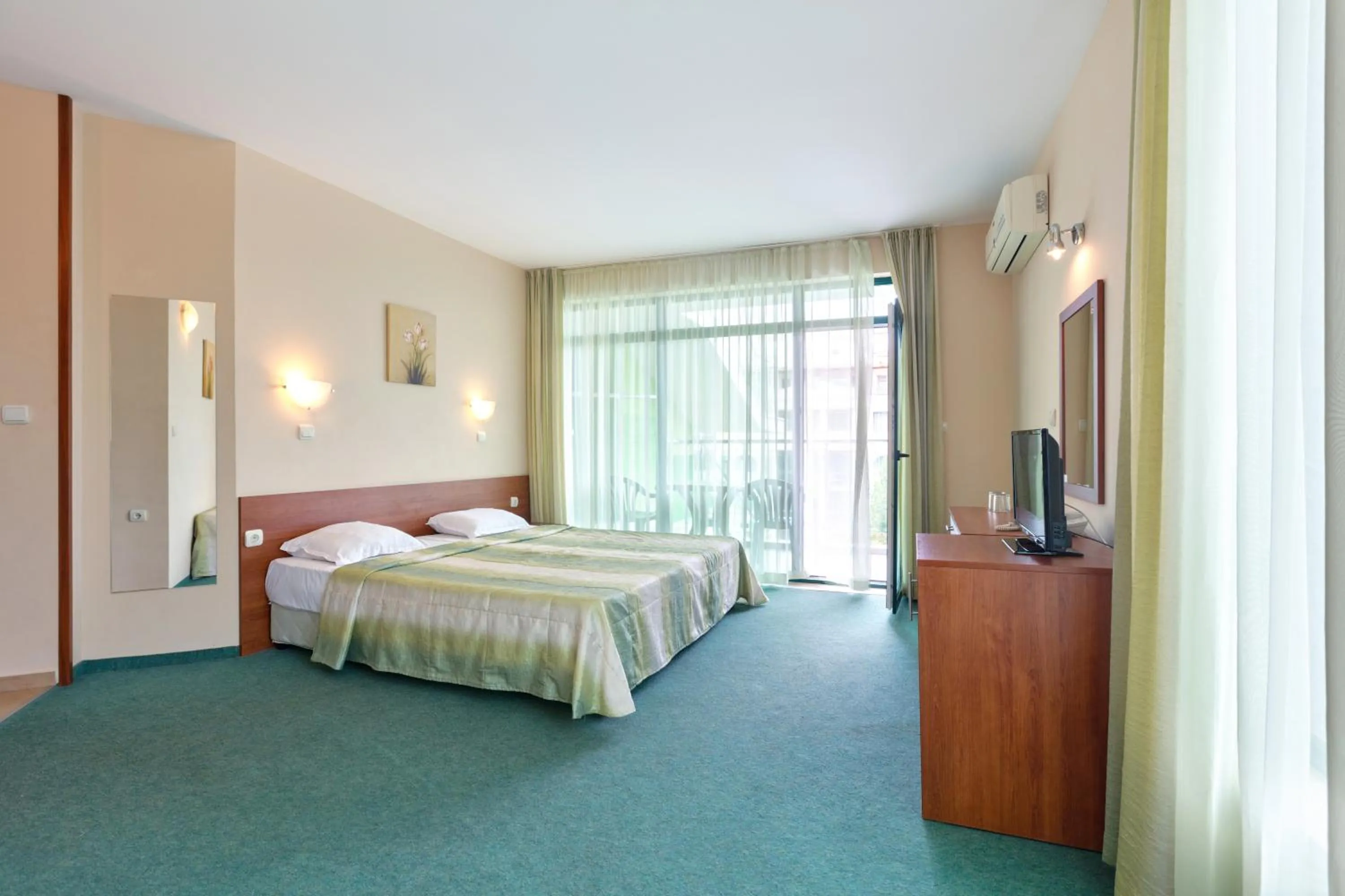 Photo of the whole room, Bed in Hotel L&B- Free parking