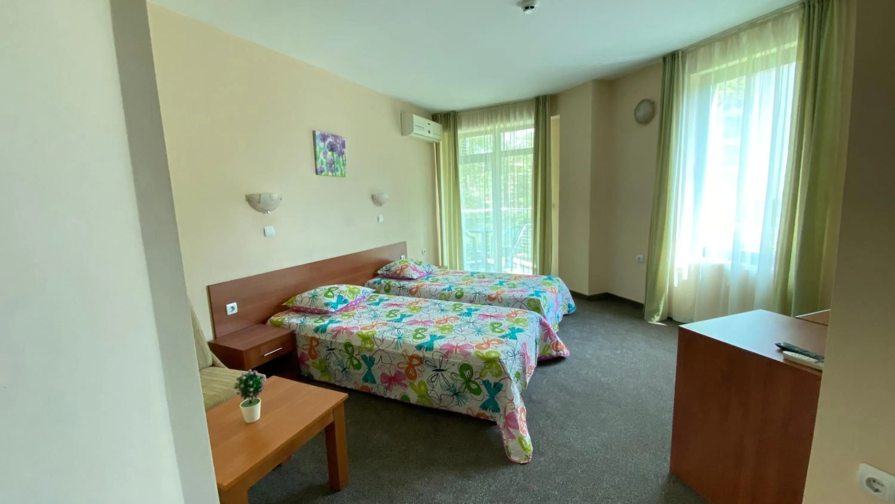 Photo of the whole room, Bed in Hotel L&B- Free parking