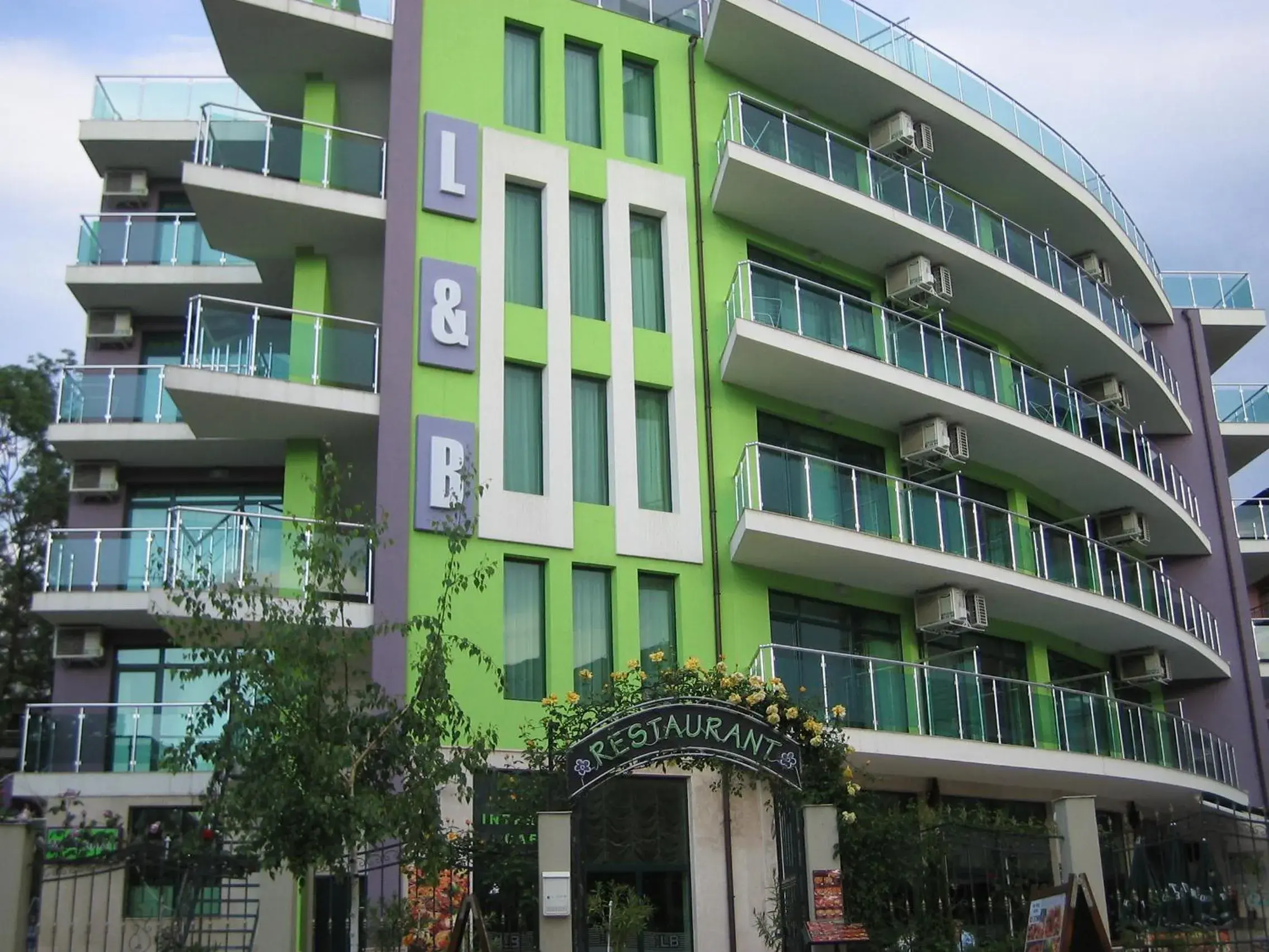 Property building in Hotel L&B- Free parking Property building in Hotel L&B- Free parking