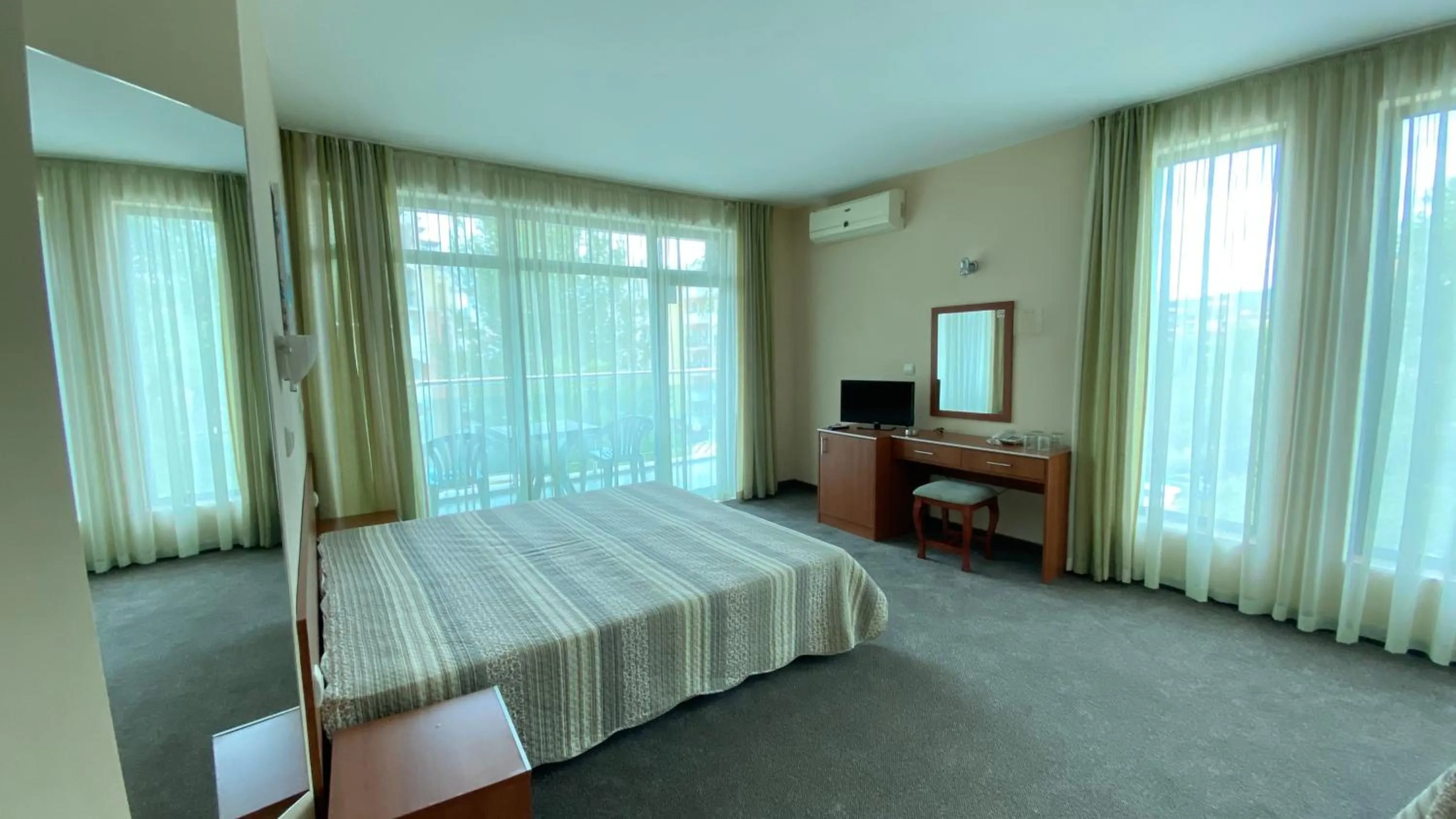 Photo of the whole room, Bed in Hotel L&B- Free parking