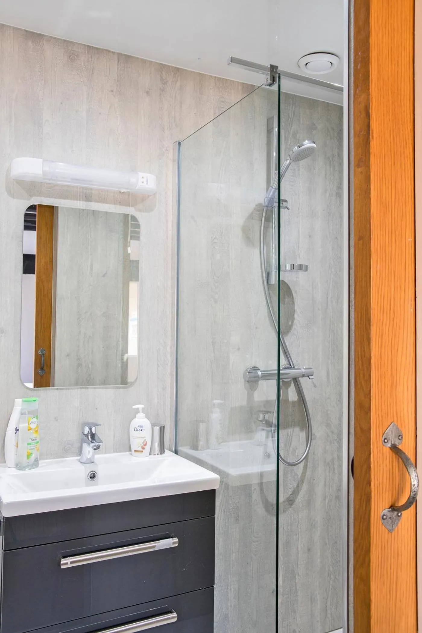Bathroom in Hawthorn Farm Guest House