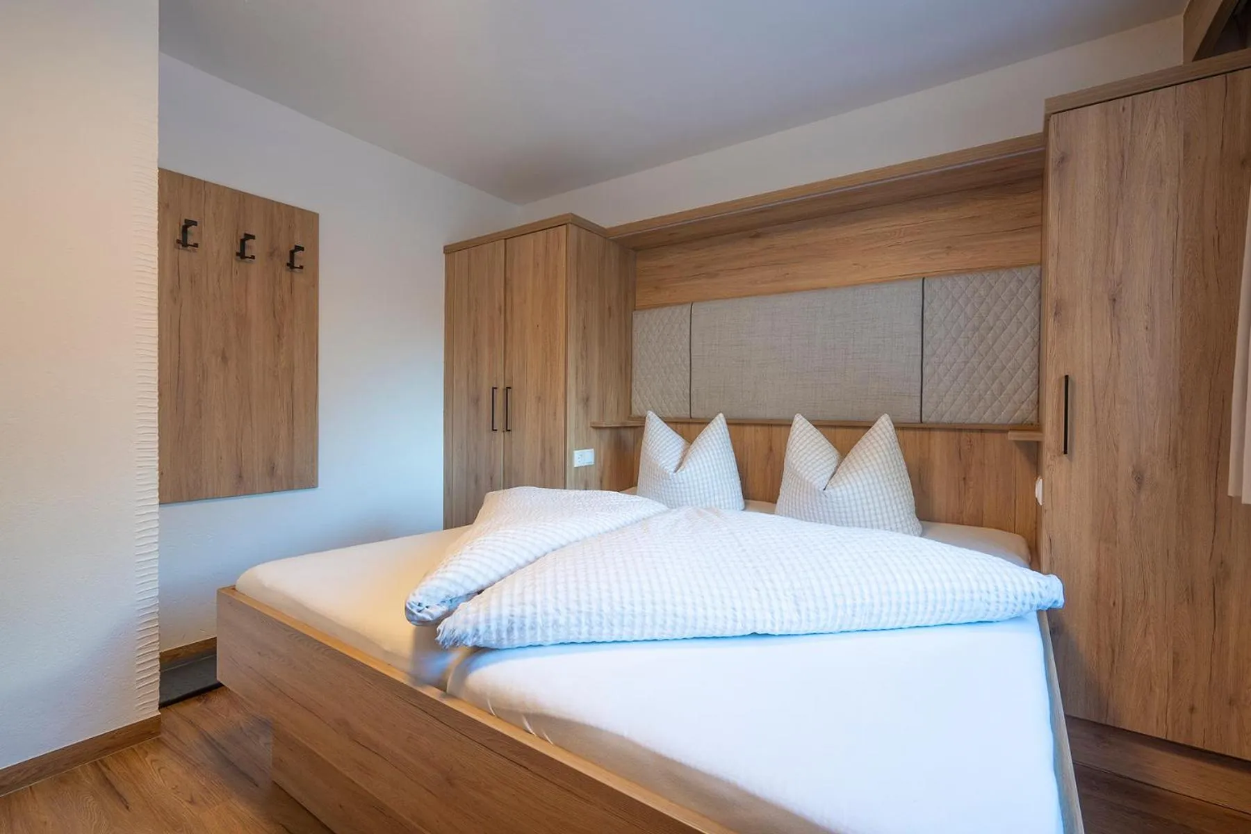 Photo of the whole room, Bed in LEOPOLDINE Apart Zimmer