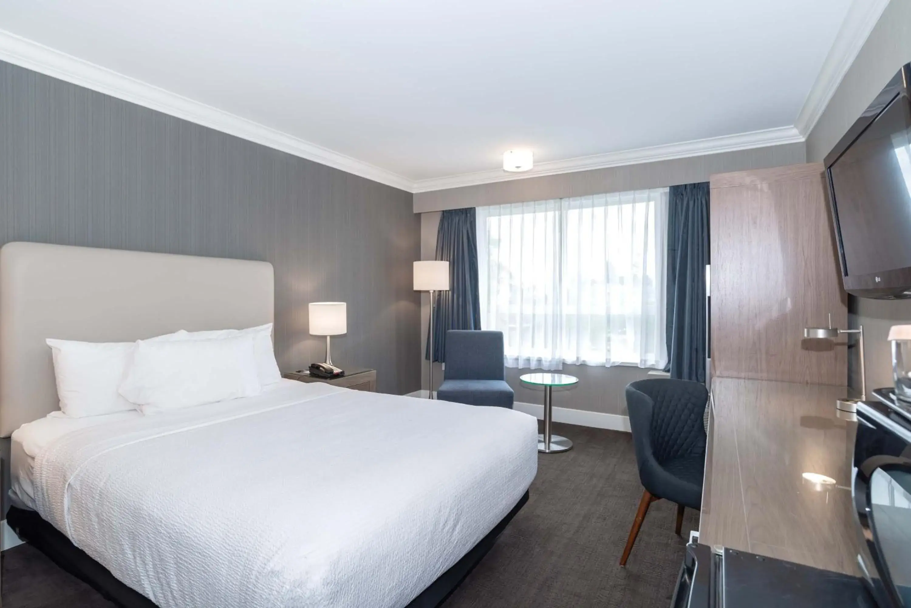 Photo of the whole room, Bed in Sandman Hotel Langley Photo of the whole room, Bed in Sandman Hotel Langley