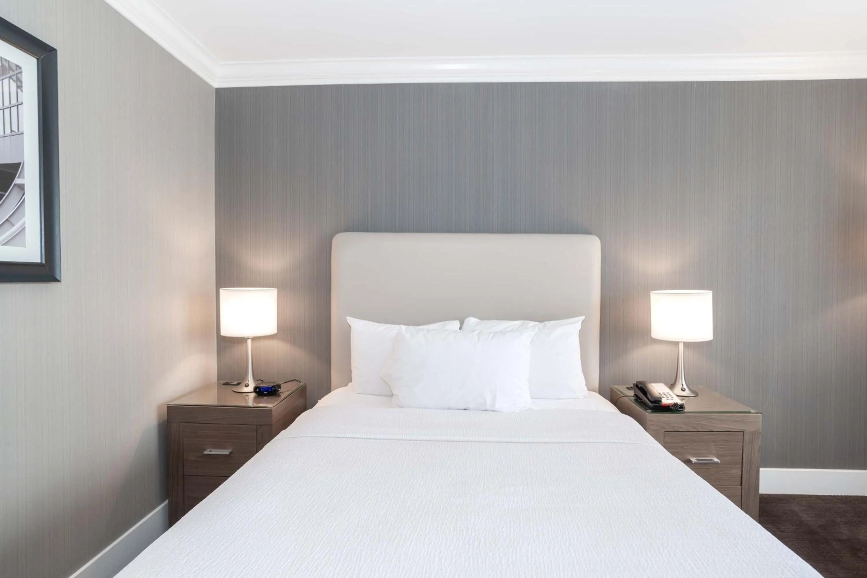 Photo of the whole room, Bed in Sandman Hotel Langley