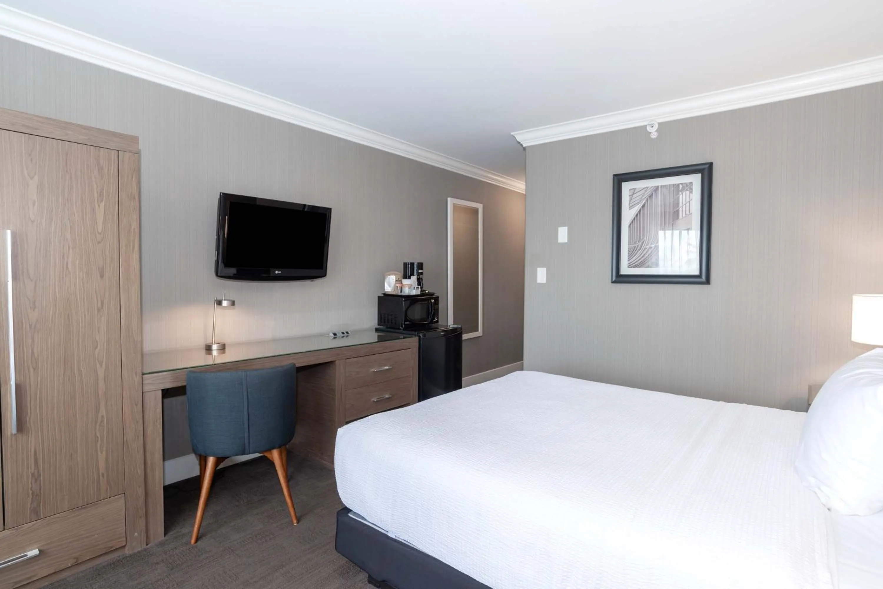 Photo of the whole room, Bed in Sandman Hotel Langley