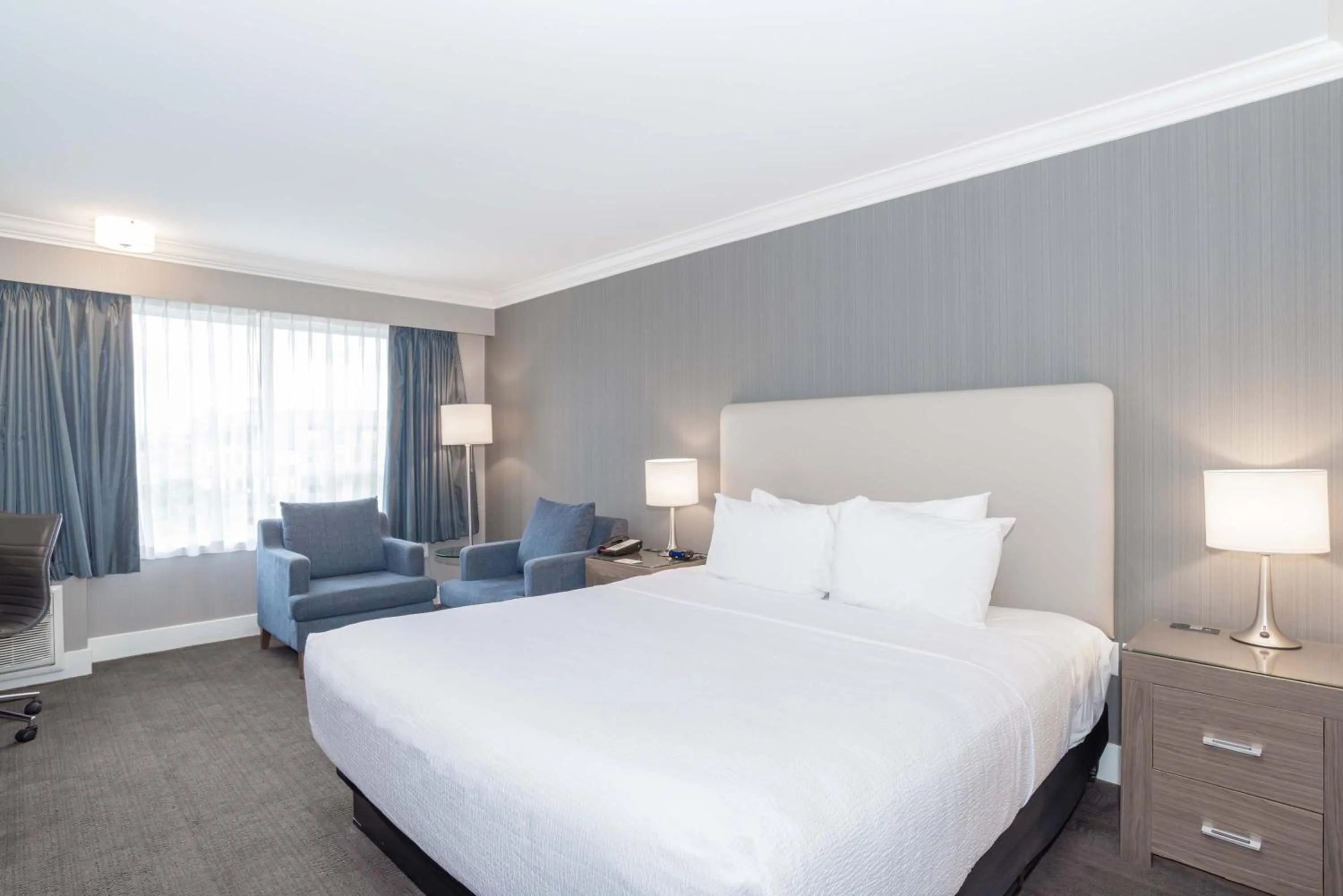 Photo of the whole room, Bed in Sandman Hotel Langley