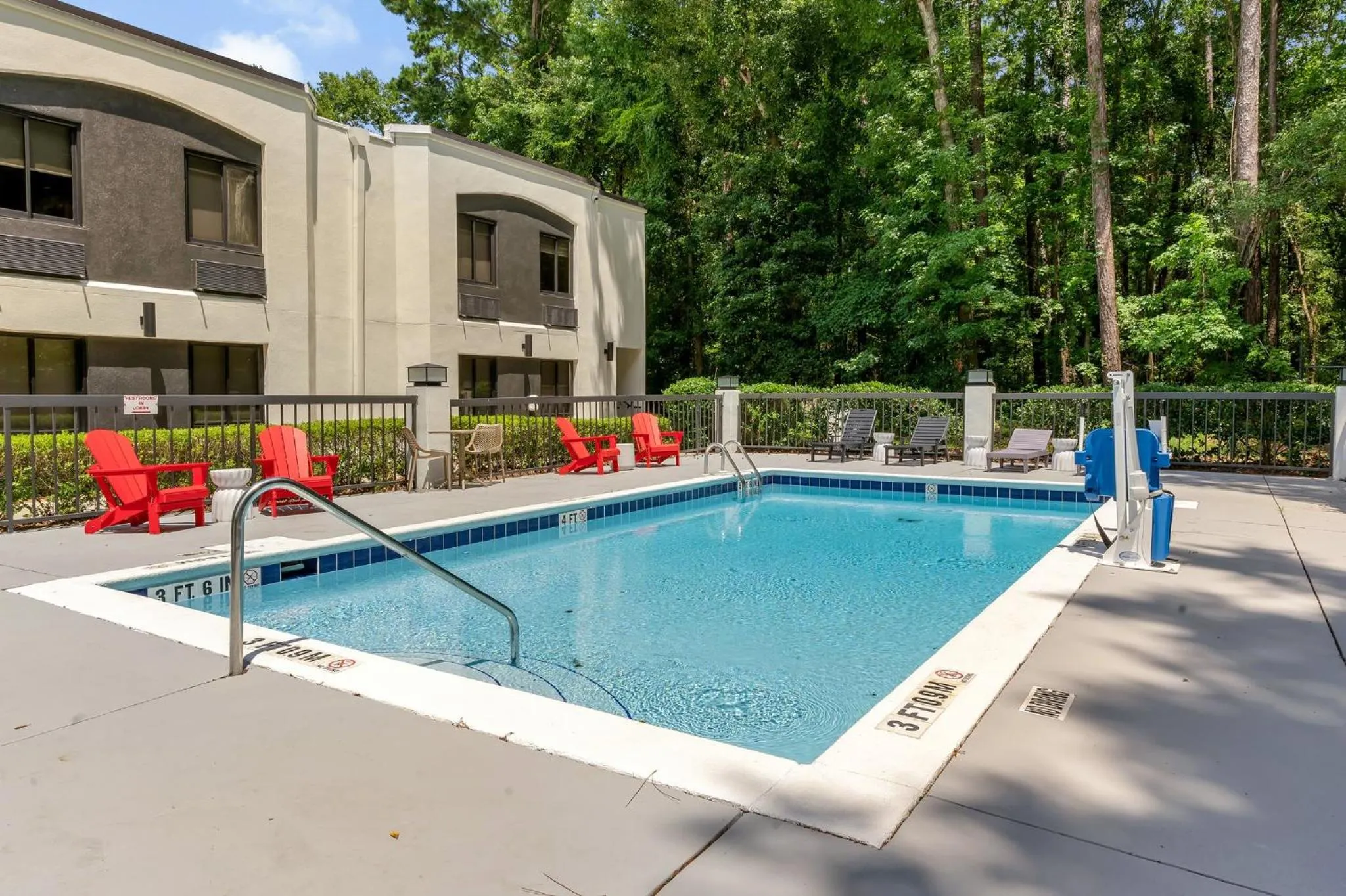 Swimming pool in BOB Hotels Tallahassee - Boutique on Budget
