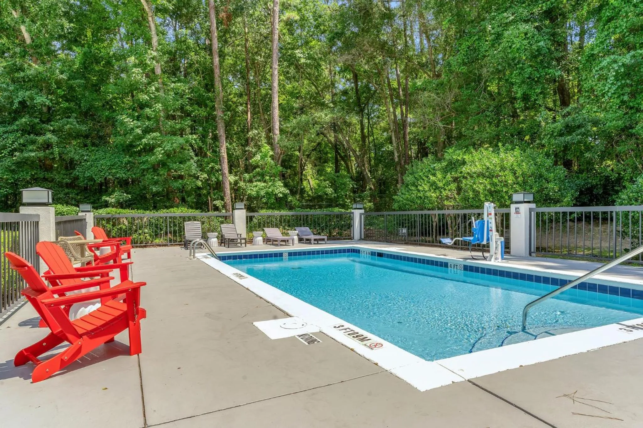 Swimming pool in BOB Hotels Tallahassee - Boutique on Budget