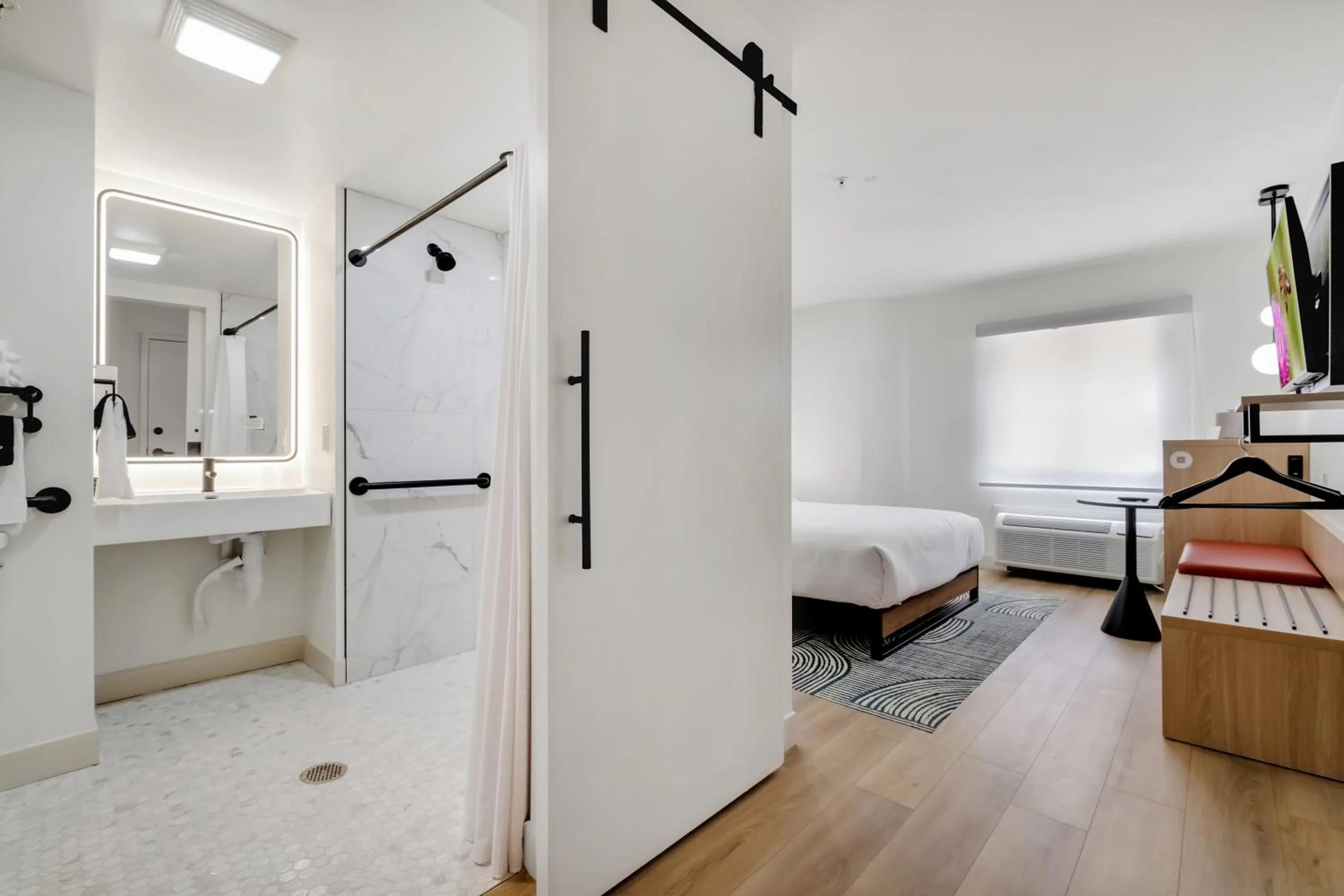 Bathroom, Bed in BOB Hotels Tallahassee - Boutique on Budget