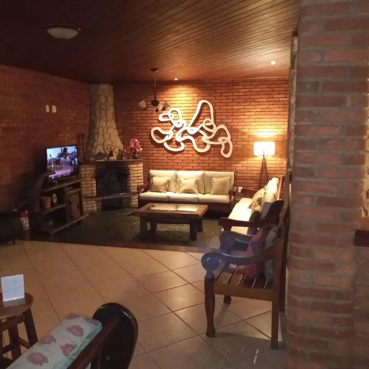 Communal lounge/ TV room in Pousada Solar das Montanhas