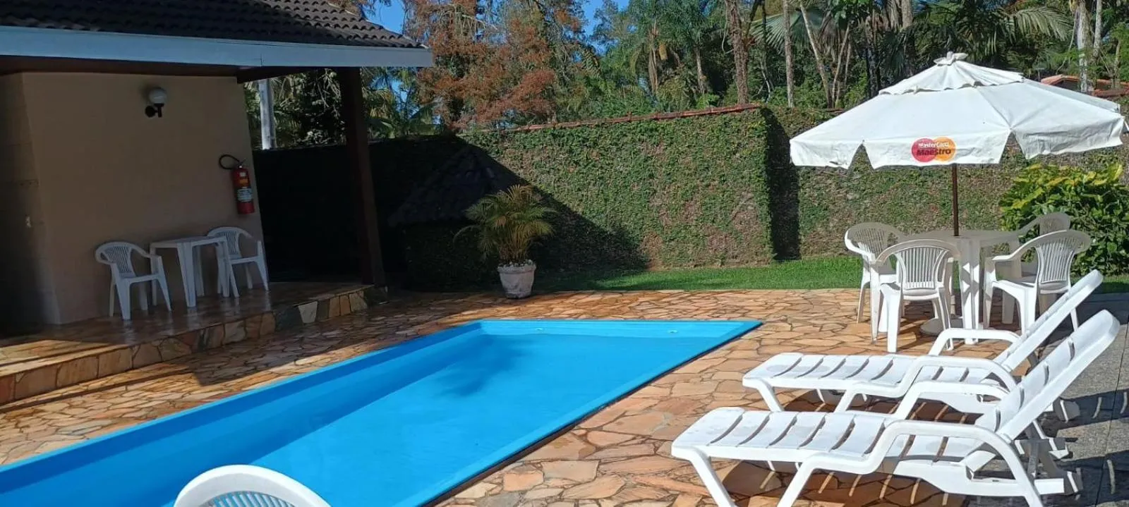 Swimming pool in Pousada Solar das Montanhas