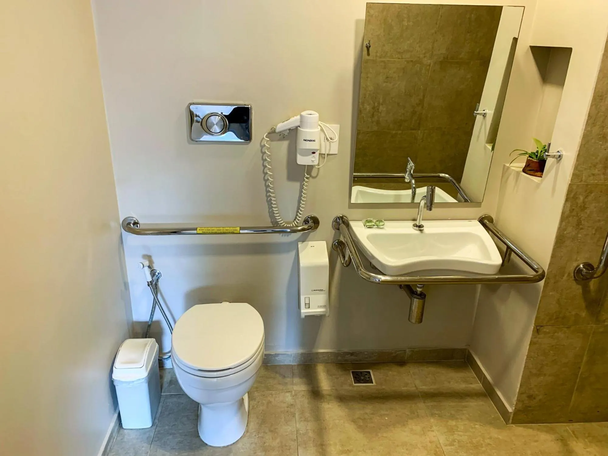 Bathroom in Cais da Praia Hotel