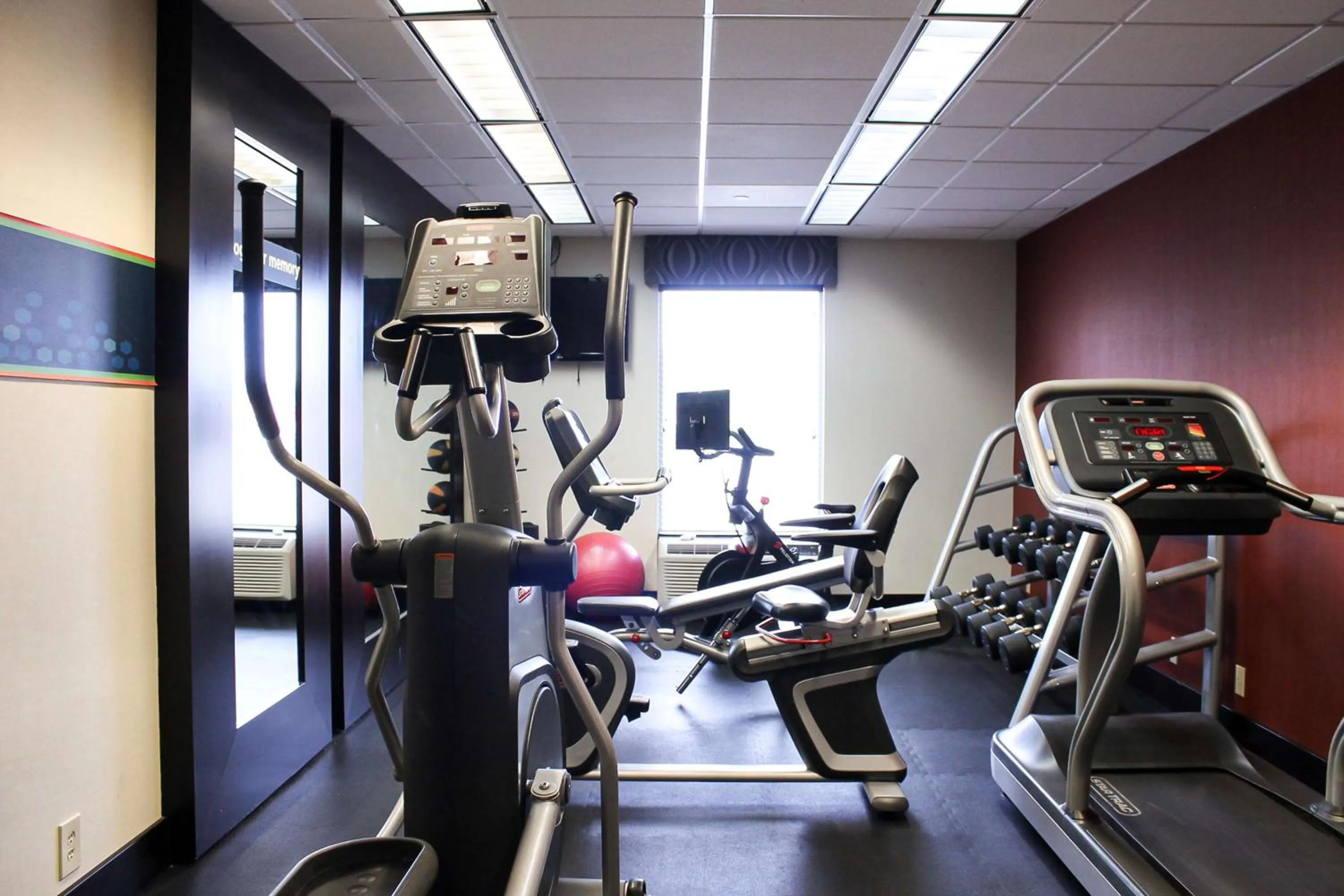 Fitness centre/facilities in Hampton Inn Oxford-West