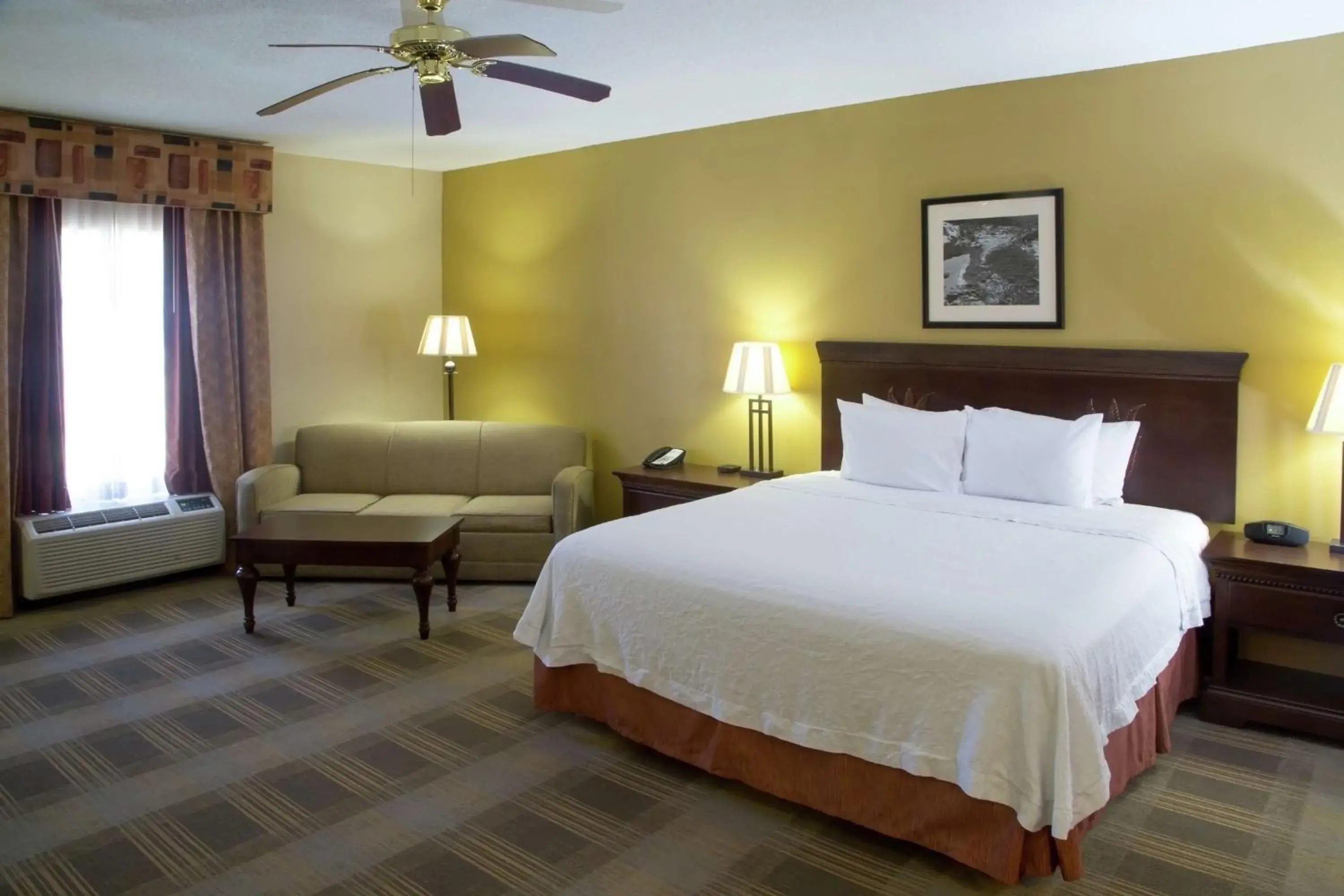 Photo of the whole room, Bed in Hampton Inn Oxford-West Photo of the whole room, Bed in Hampton Inn Oxford-West