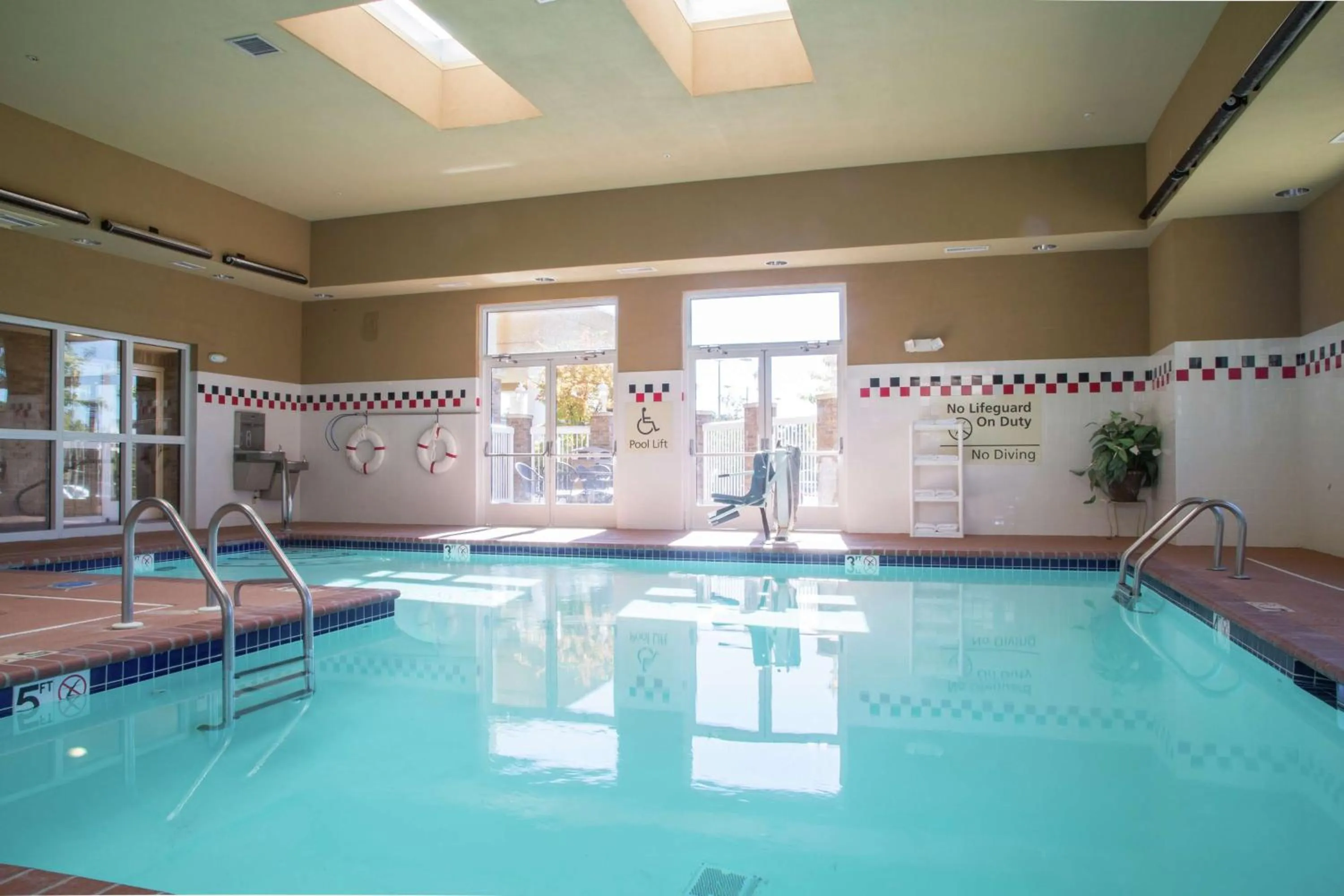 Pool view in Hampton Inn Oxford-West