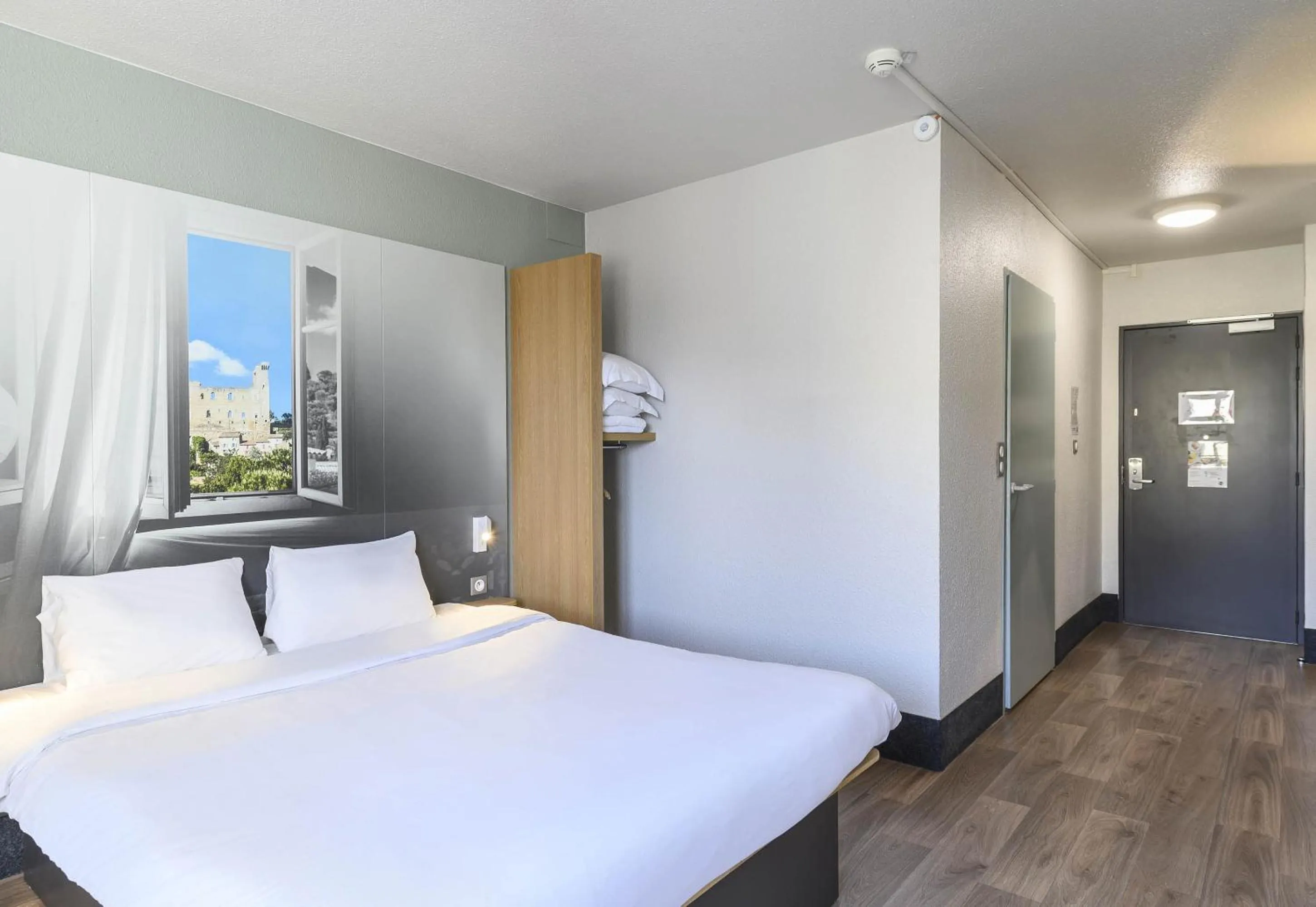 Bedroom, Bed in B&B HOTEL Orange