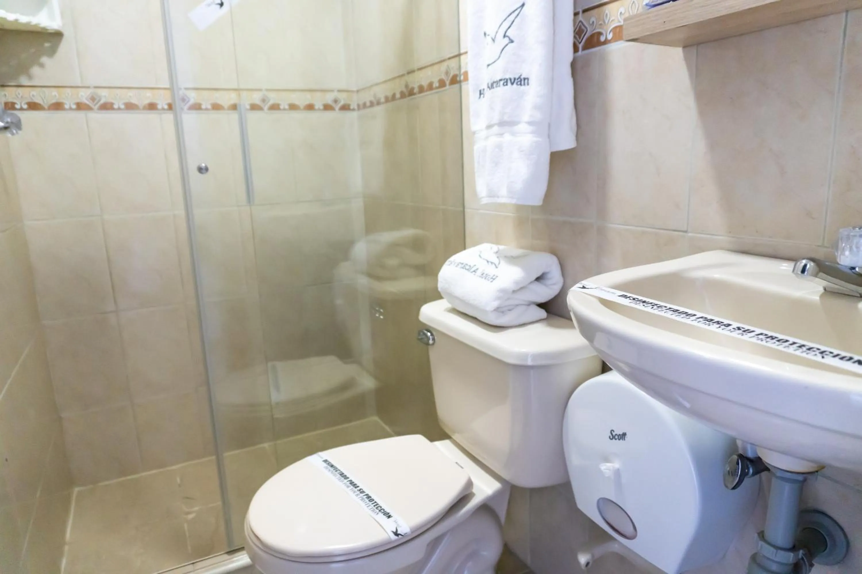 Bathroom in Hotel Alcaravan Medellín