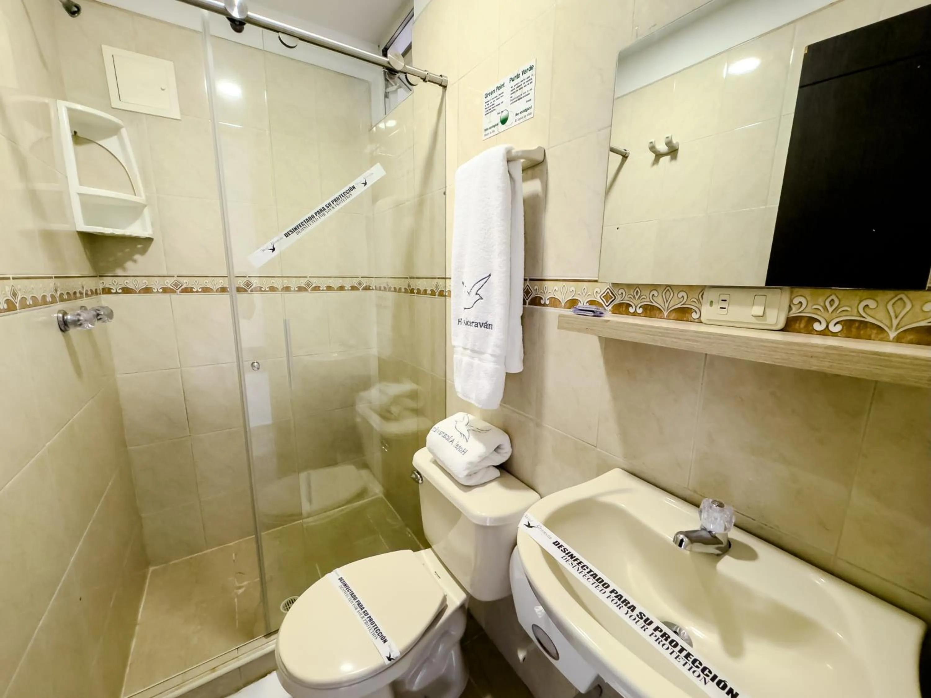 Bathroom in Hotel Alcaravan Medellín