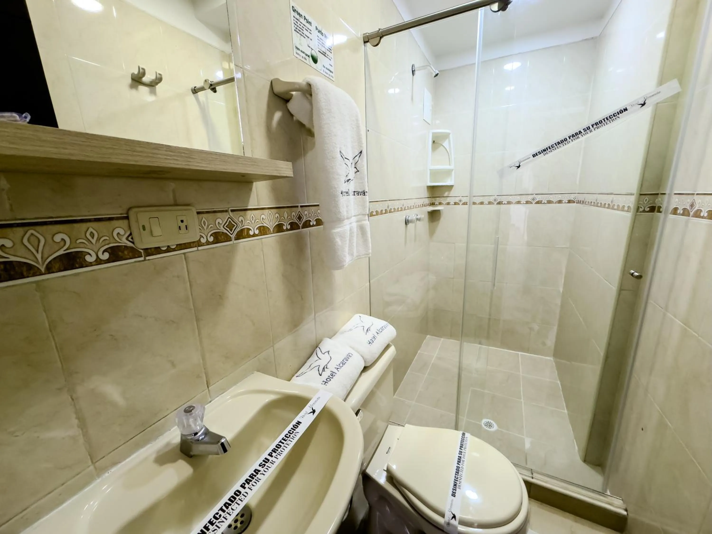 Bathroom in Hotel Alcaravan Medellín