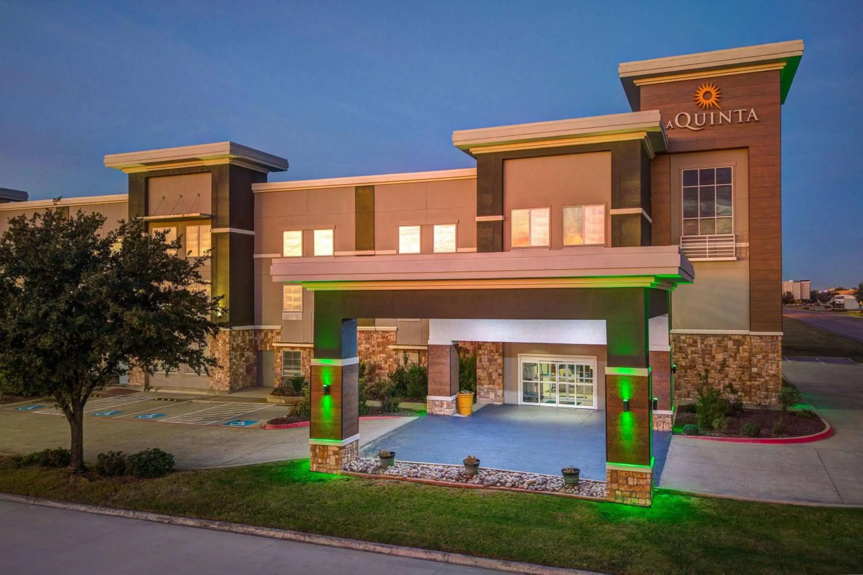 Property building in La Quinta by Wyndham Ft. Worth - Forest Hill, TX Property building in La Quinta by Wyndham Ft. Worth - Forest Hill, TX