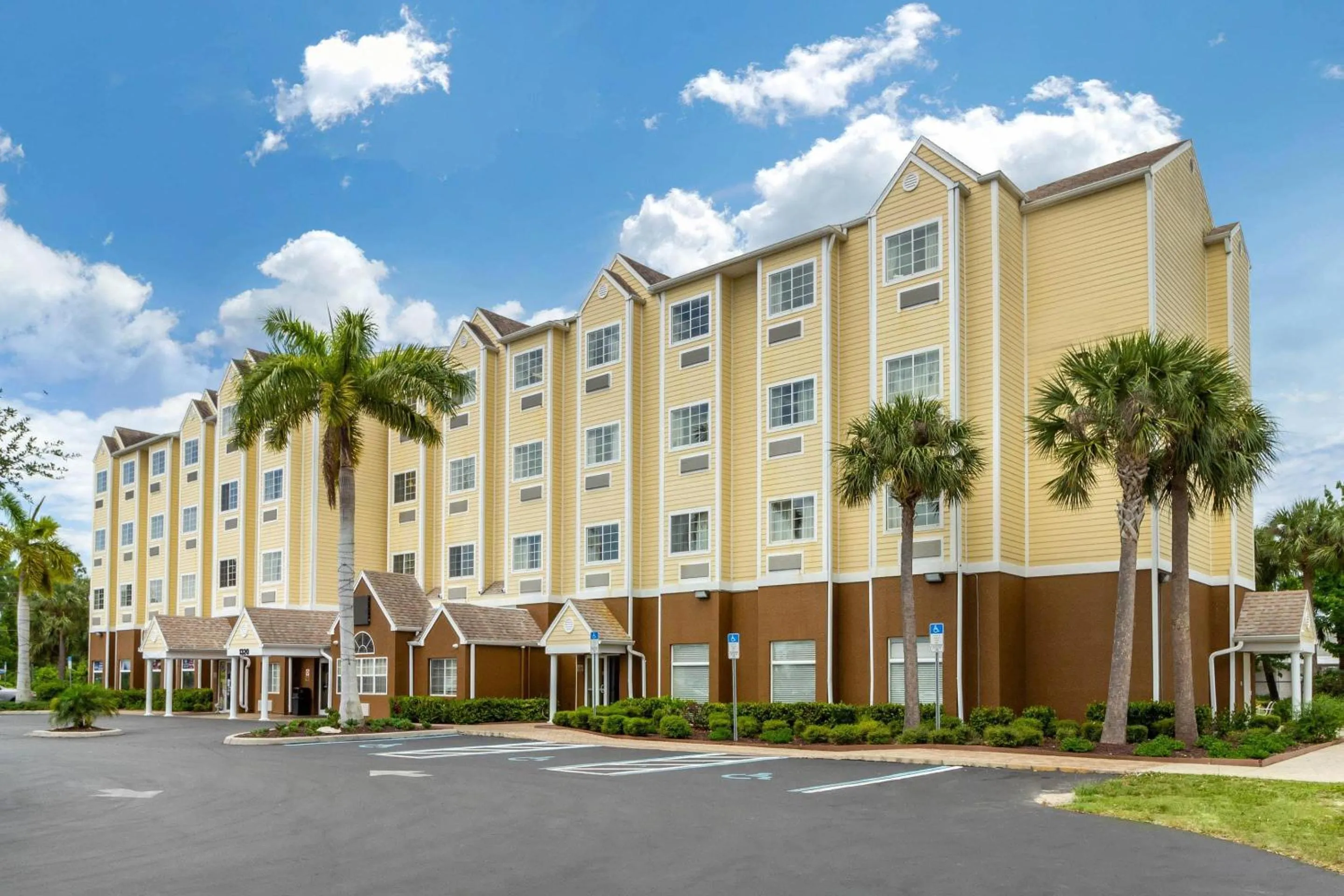 Property building in Quality Inn & Suites Lehigh Acres Fort Myers