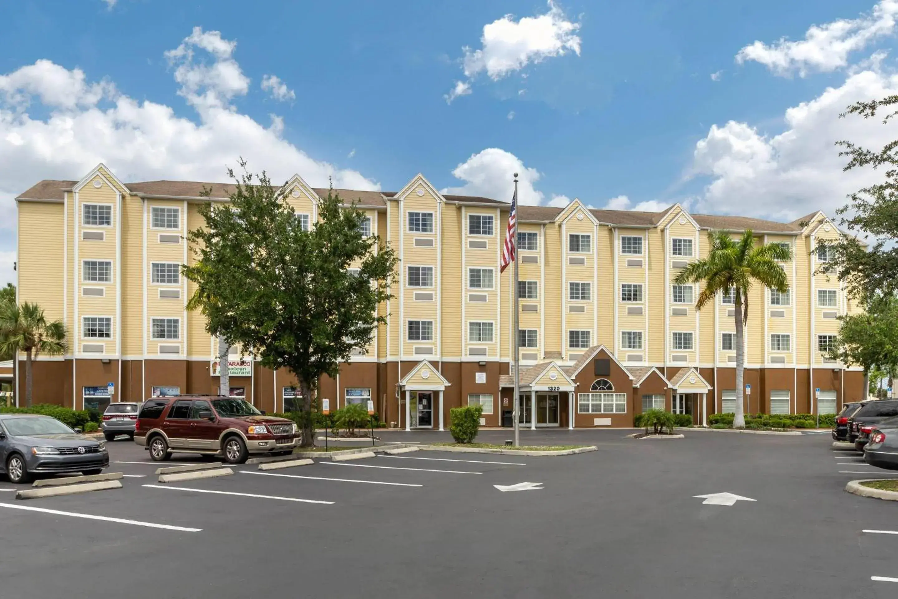 Property building in Quality Inn & Suites Lehigh Acres Fort Myers Property building in Quality Inn & Suites Lehigh Acres Fort Myers
