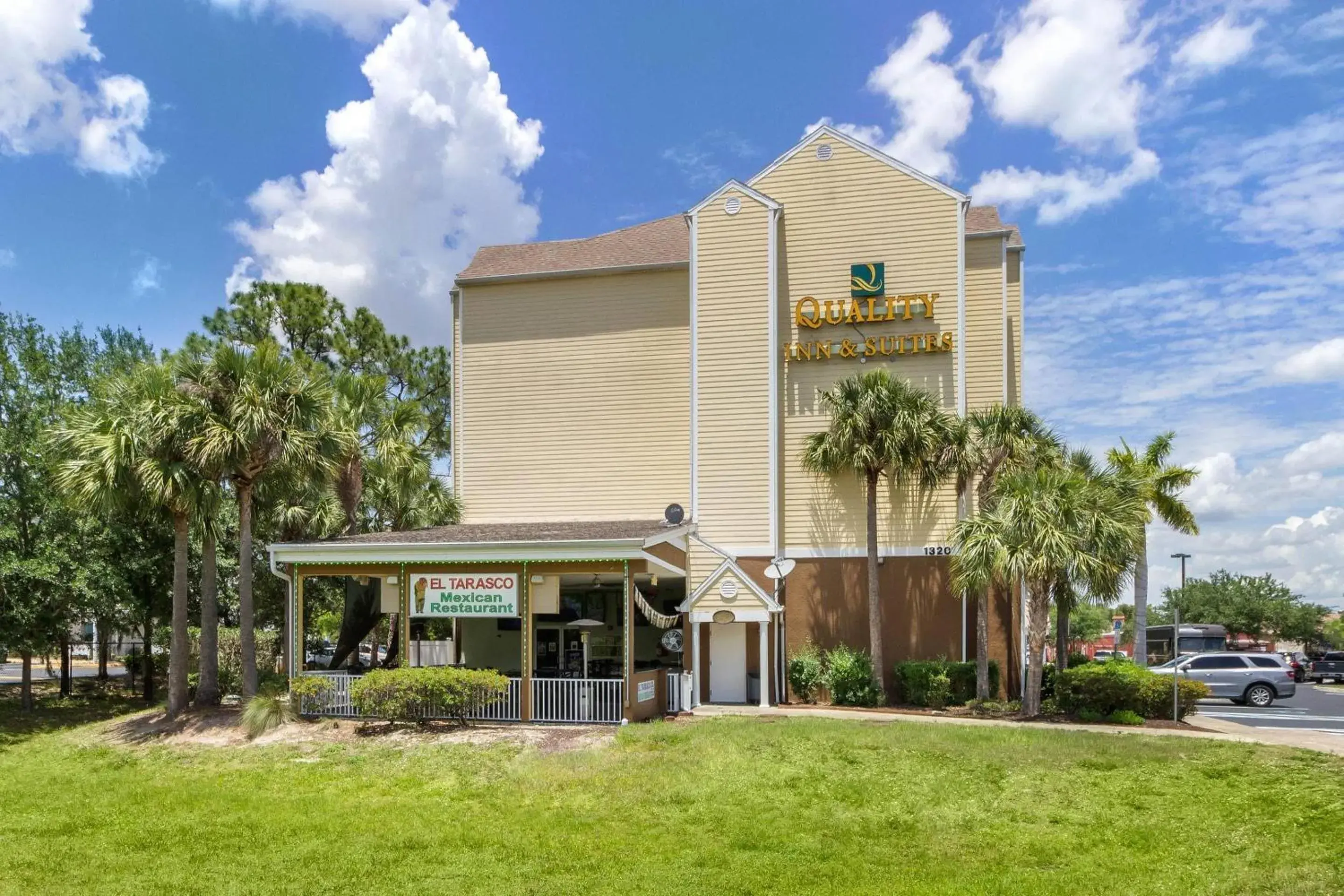 Property building in Quality Inn & Suites Lehigh Acres Fort Myers Property building in Quality Inn & Suites Lehigh Acres Fort Myers