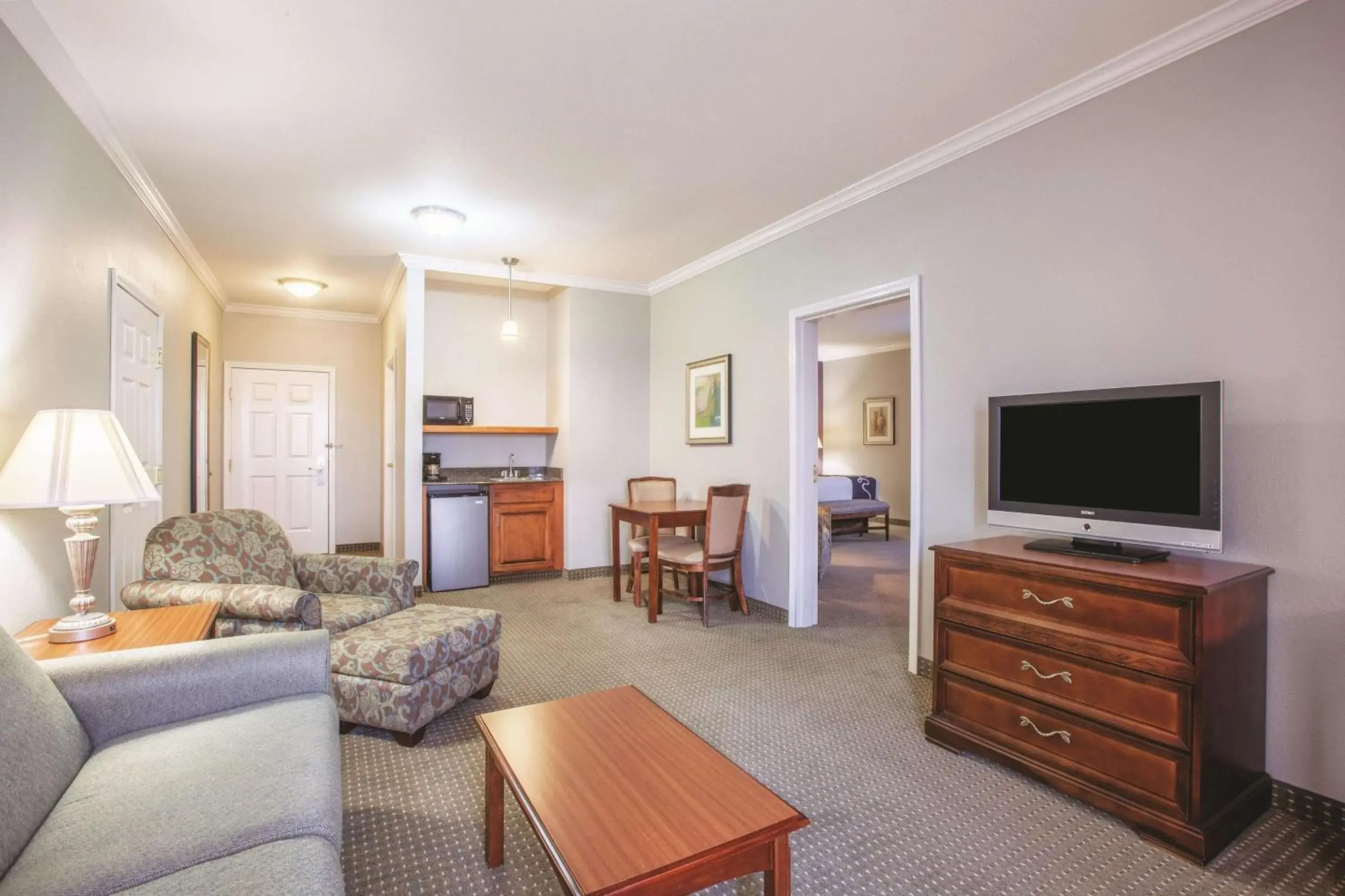 Deluxe King Suite with City View and Mobility/Hearing Impaired Access - Non-Smoking in La Quinta by Wyndham Gainesville Deluxe King Suite with City View and Mobility/Hearing Impaired Access - Non-Smoking in La Quinta by Wyndham Gainesville