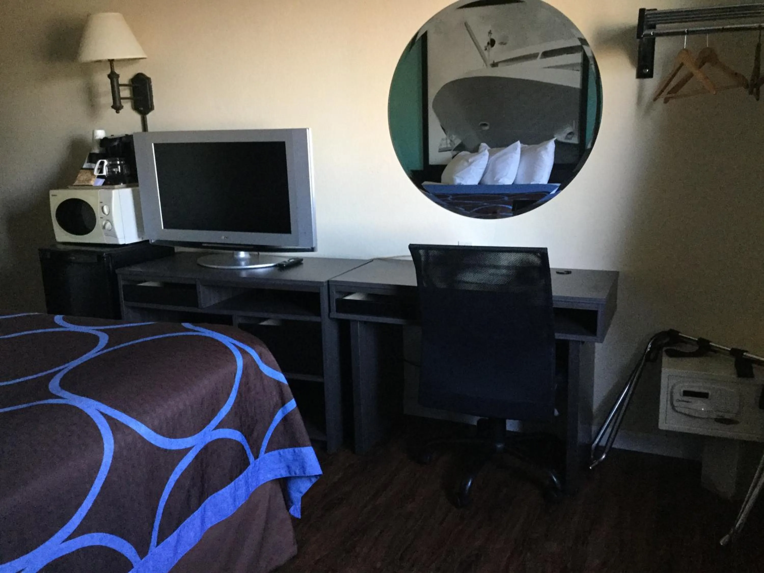 Bedroom, Bed in Super8 by Wyndham NEARBY Clearwater St Petersburg International Airport