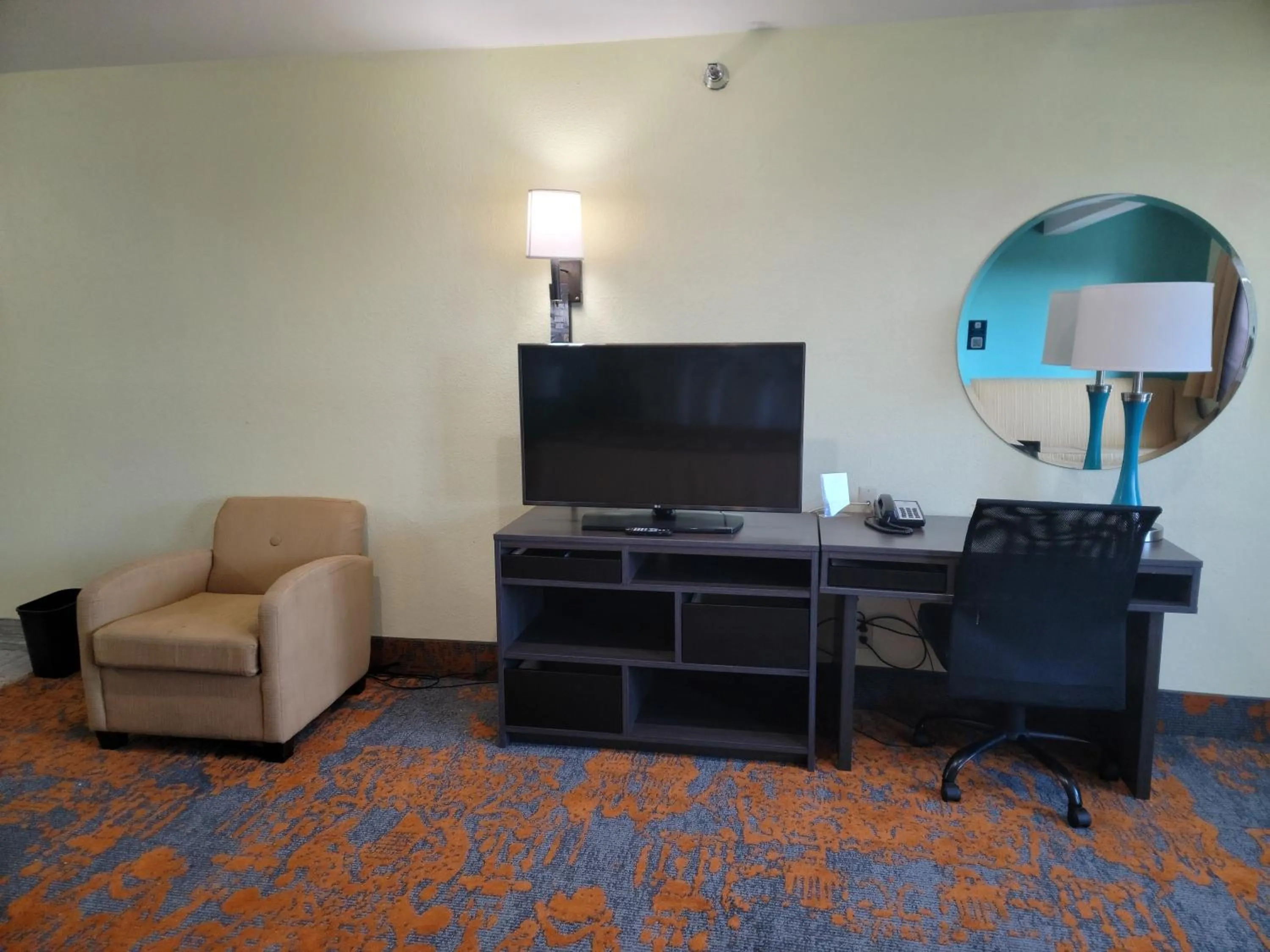 TV and multimedia in Super8 by Wyndham NEARBY Clearwater St Petersburg International Airport