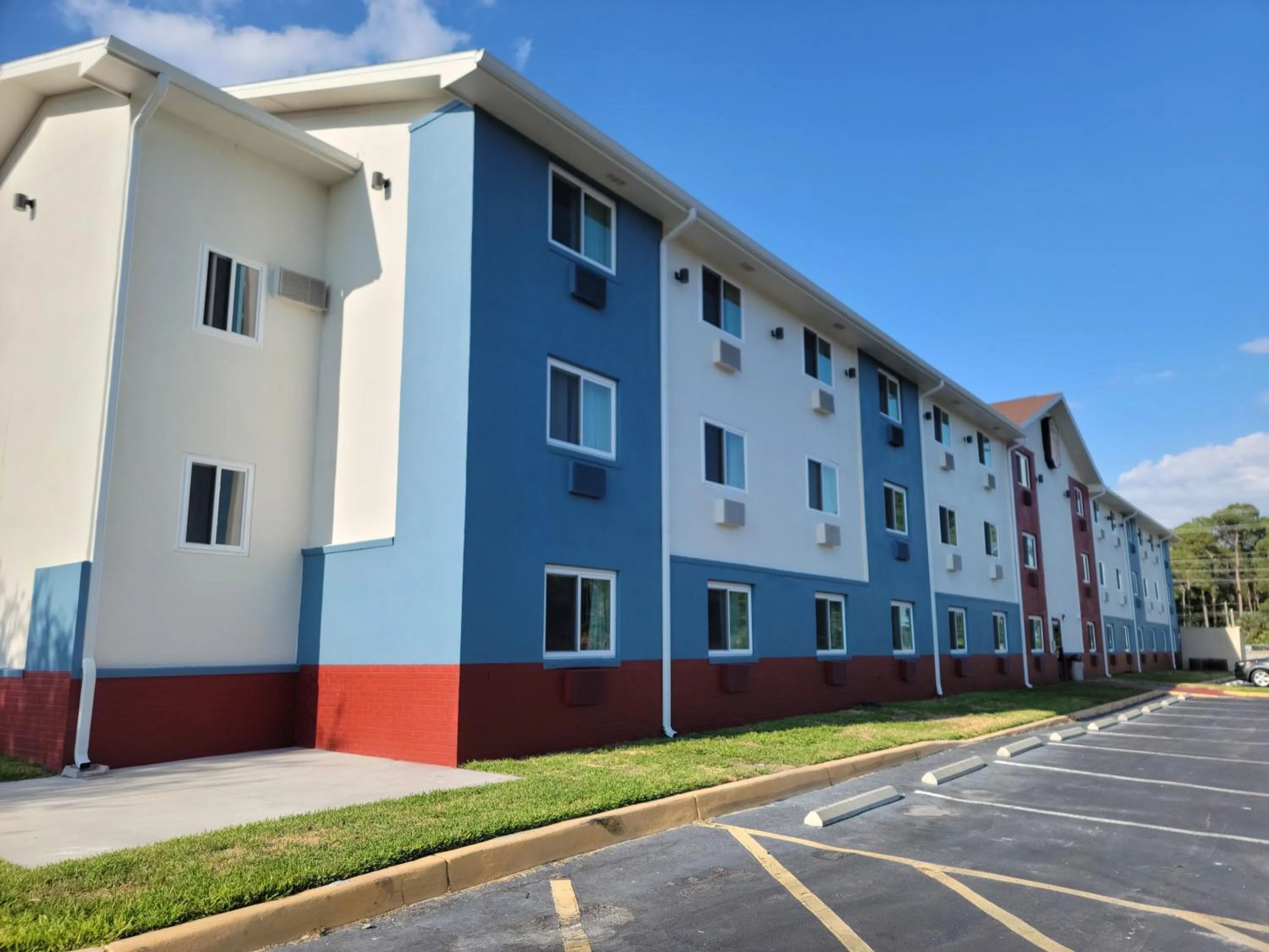 Property building in Super8 by Wyndham NEARBY Clearwater St Petersburg International Airport