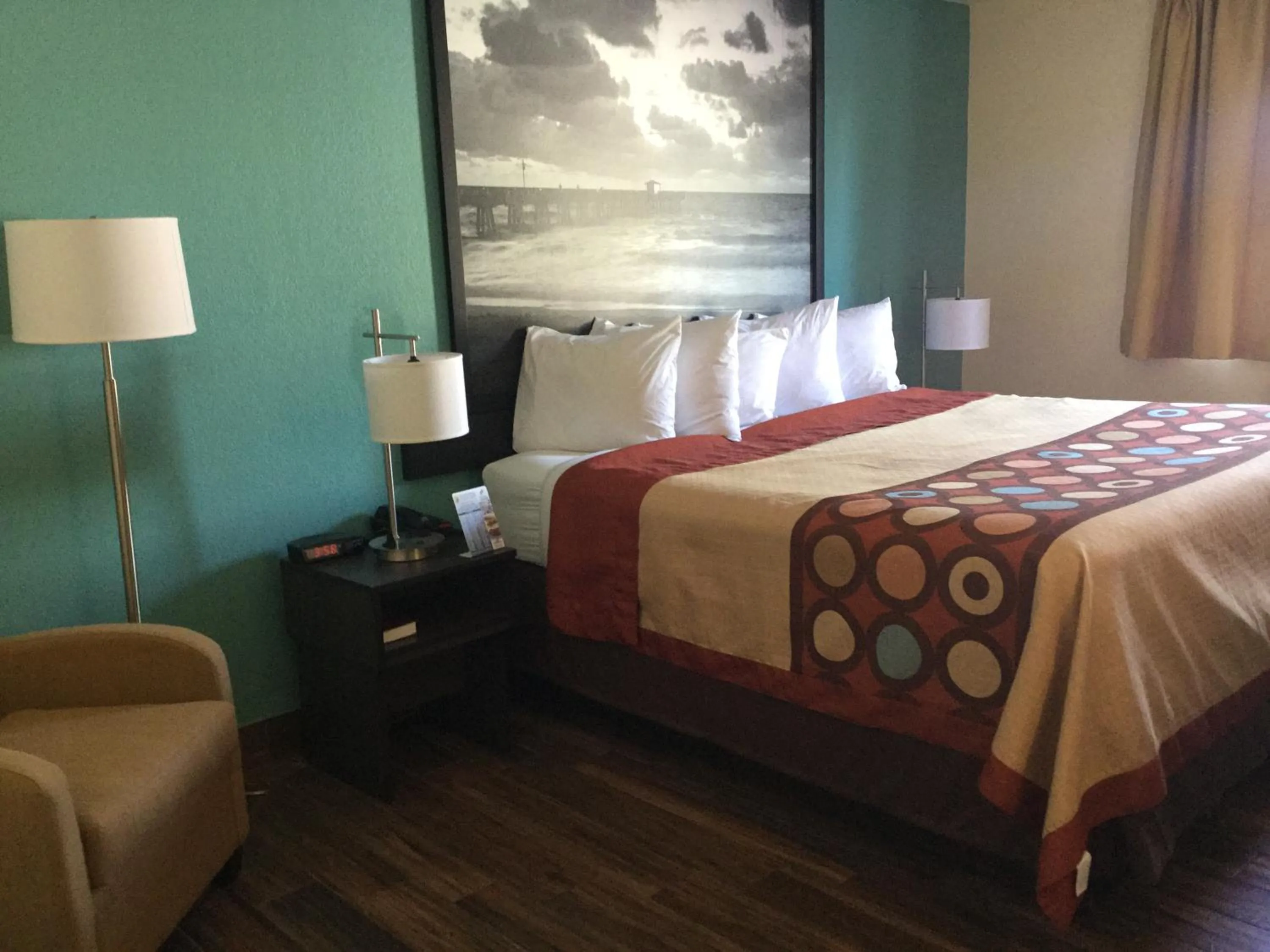 Bedroom, Bed in Super8 by Wyndham NEARBY Clearwater St Petersburg International Airport