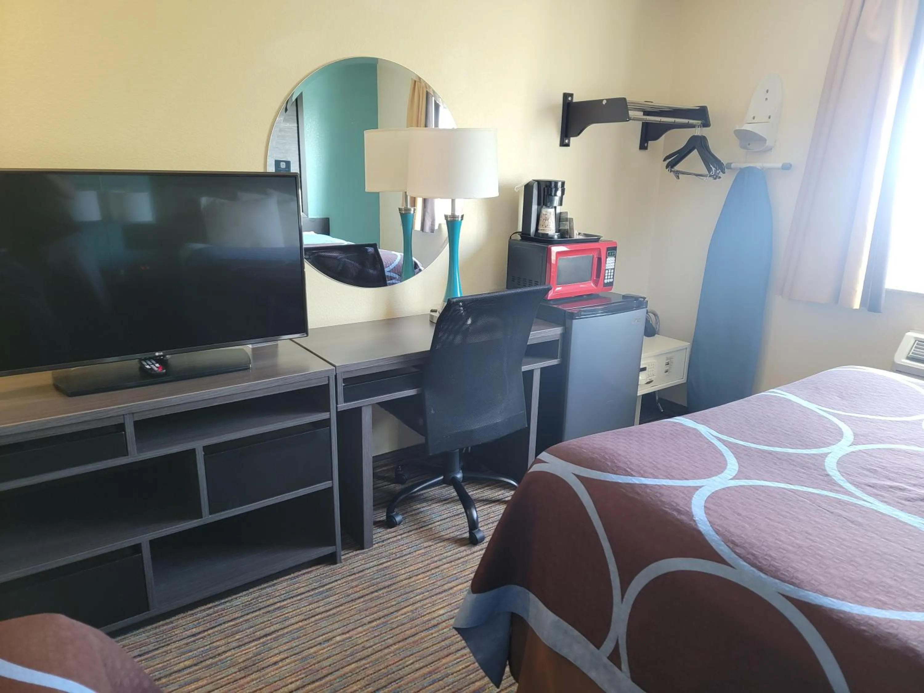 TV and multimedia in Super8 by Wyndham NEARBY Clearwater St Petersburg International Airport